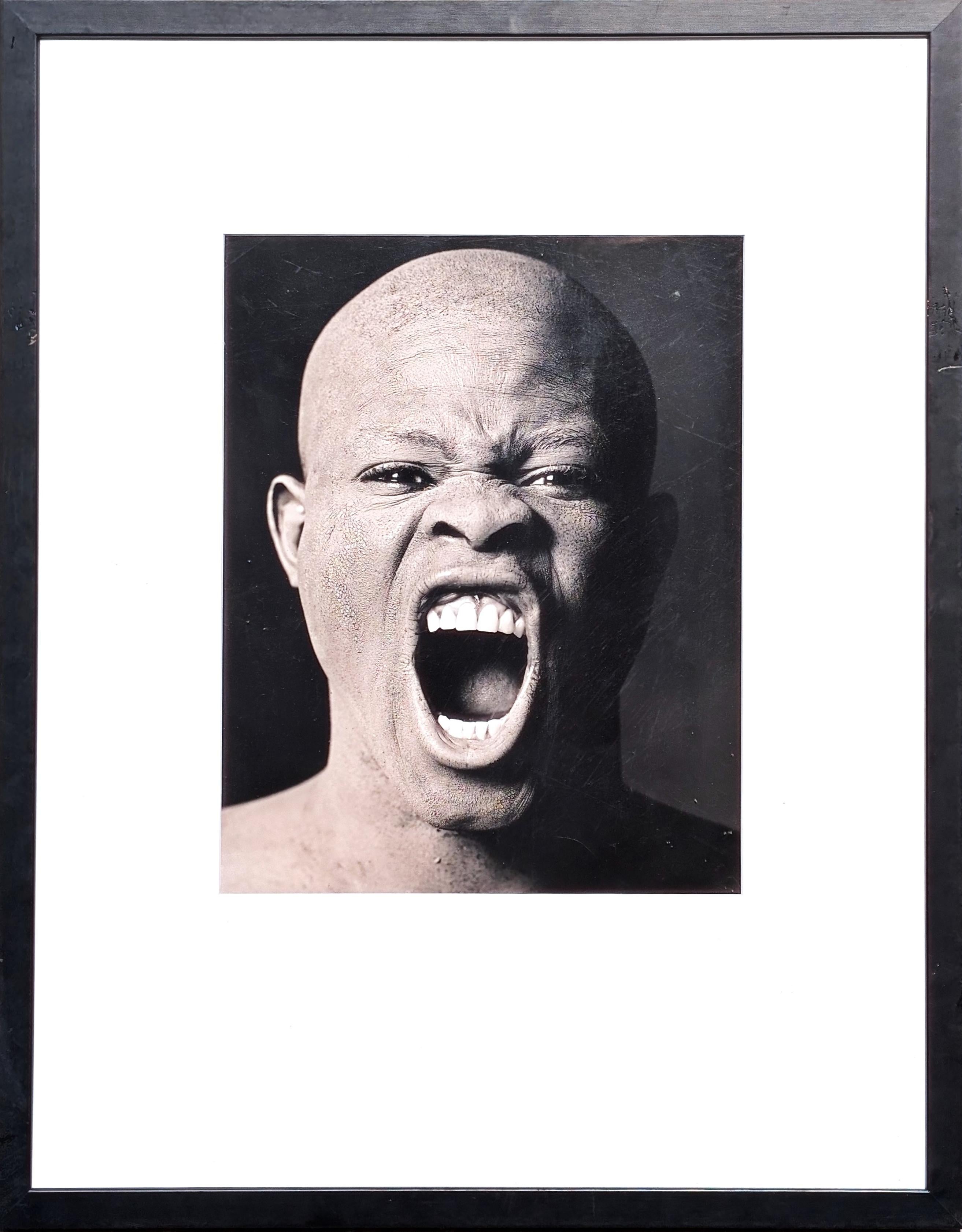 Black and White Photograph Greg Gorman - "Djimon Screaming, Los Angeles" Portrait moderne en noir et blanc de Djimon Hounsou