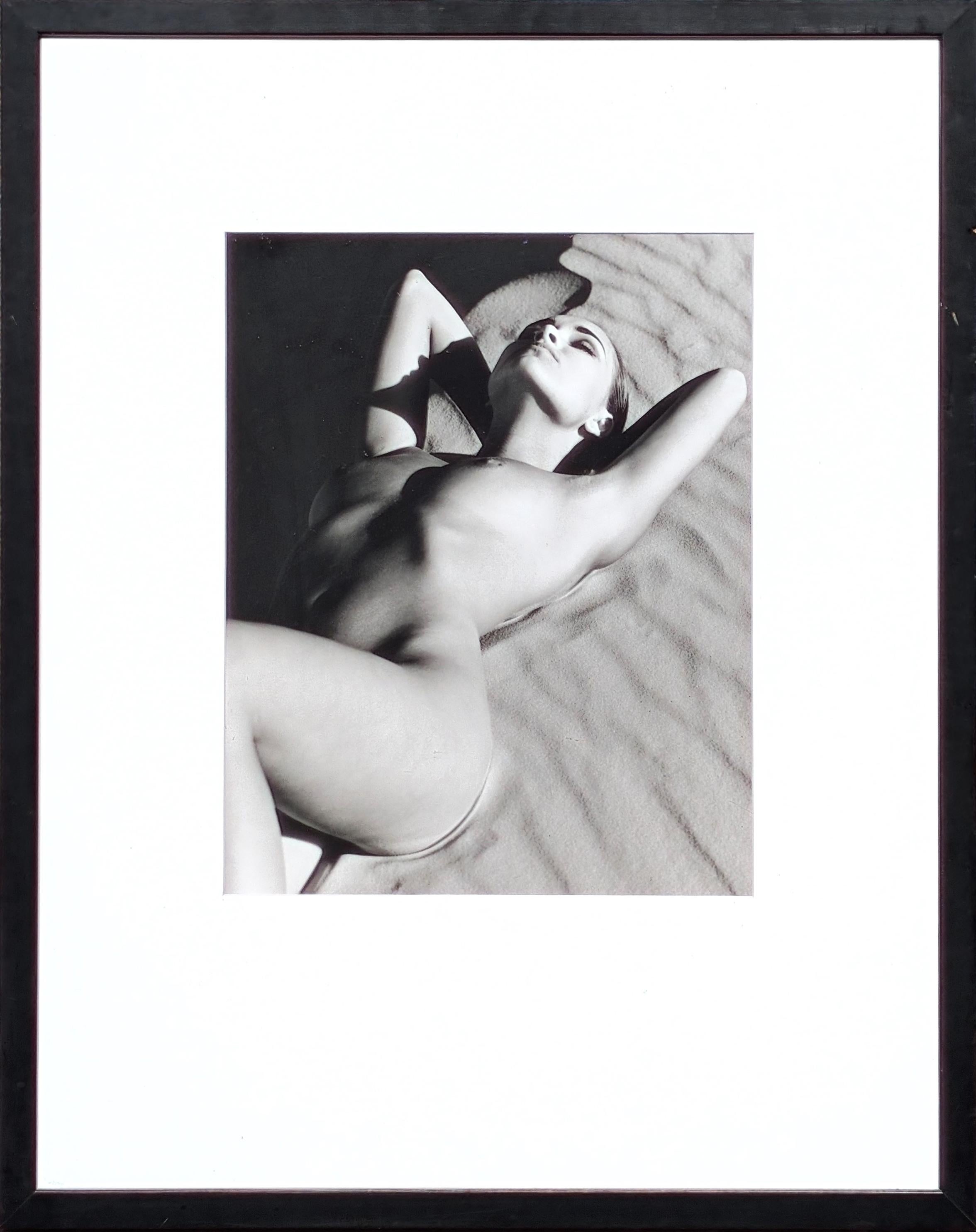 Black and White Photograph Greg Gorman - "Echo dans le sable, dunes de sable rose corail" Portrait de femme nue en noir et blanc