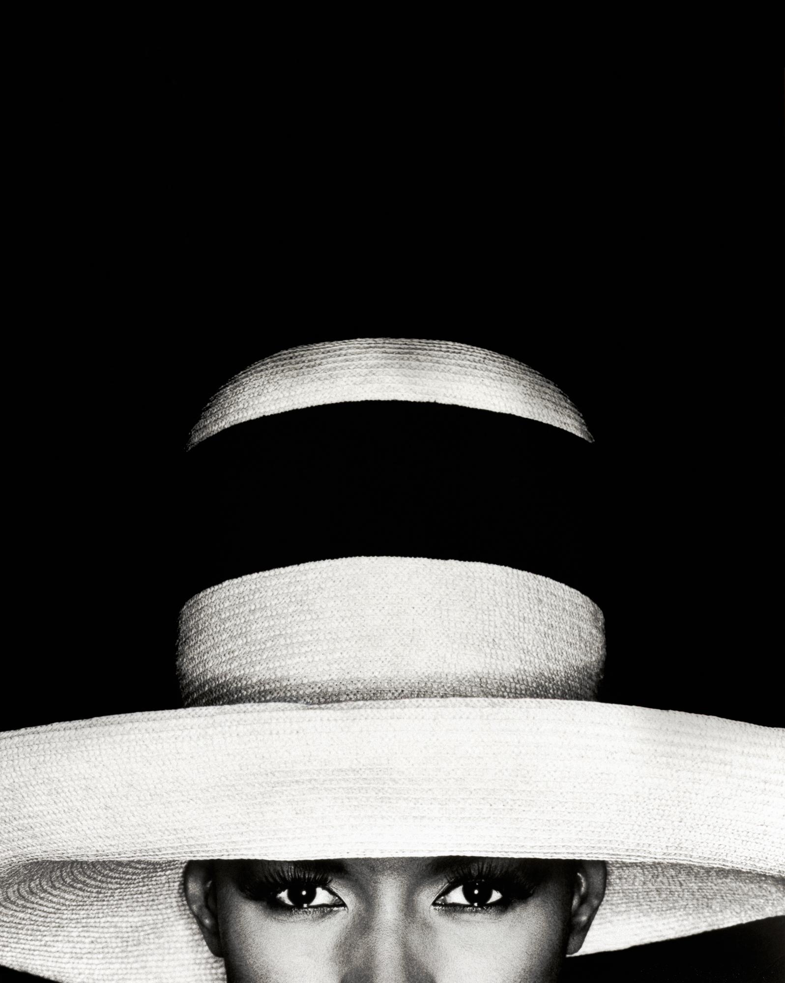 Black and White Photograph Greg Gorman - Grace Jones avec chapeau, Los Angeles, XXIe siècle, contemporain, célébrités