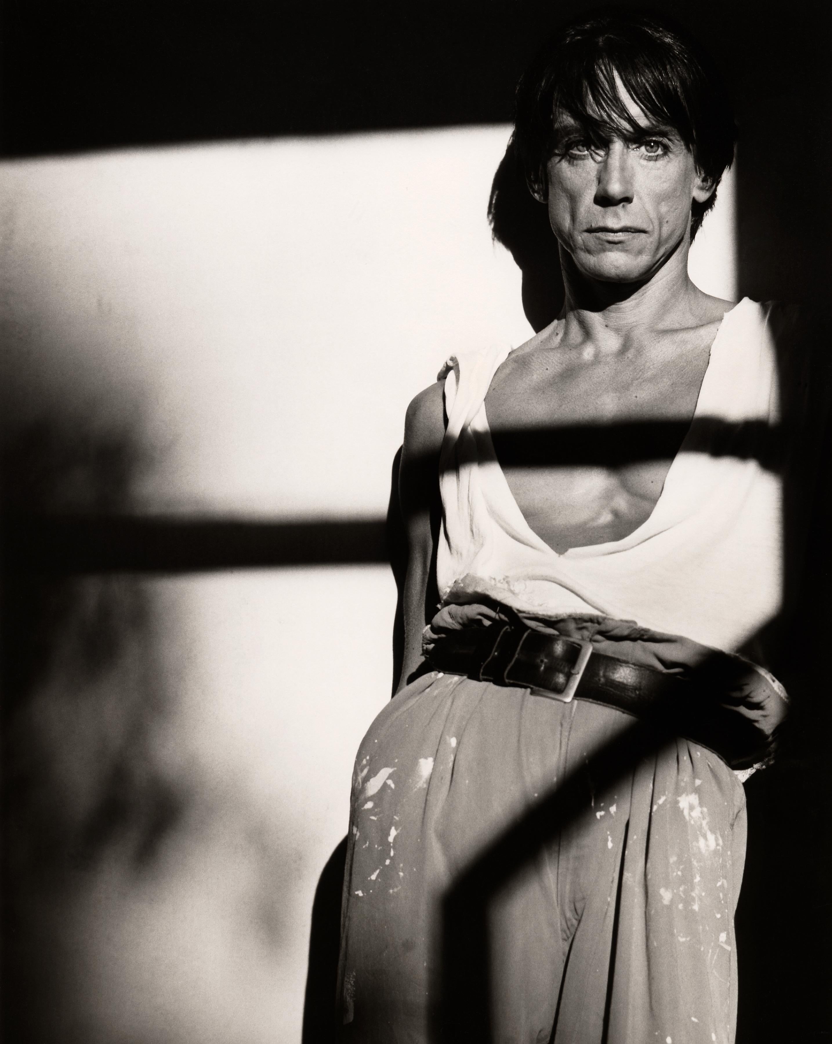 Greg Gorman Black and White Photograph – Iggy Pop in der Hose eines Malers, Zeitgenössisch, Prominent, Fotografie