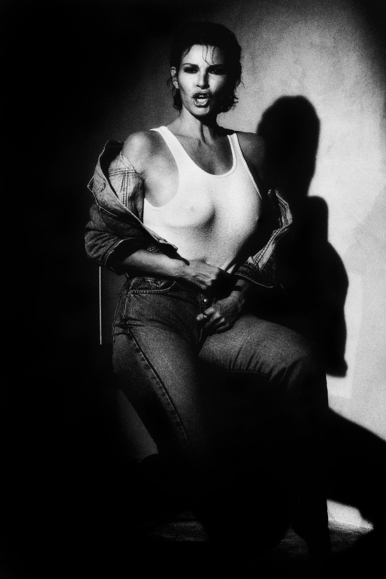 Greg Gorman Black and White Photograph – quel Welch, 21. Jahrhundert, Zeitgenössisch, Celebrity, Fotografie