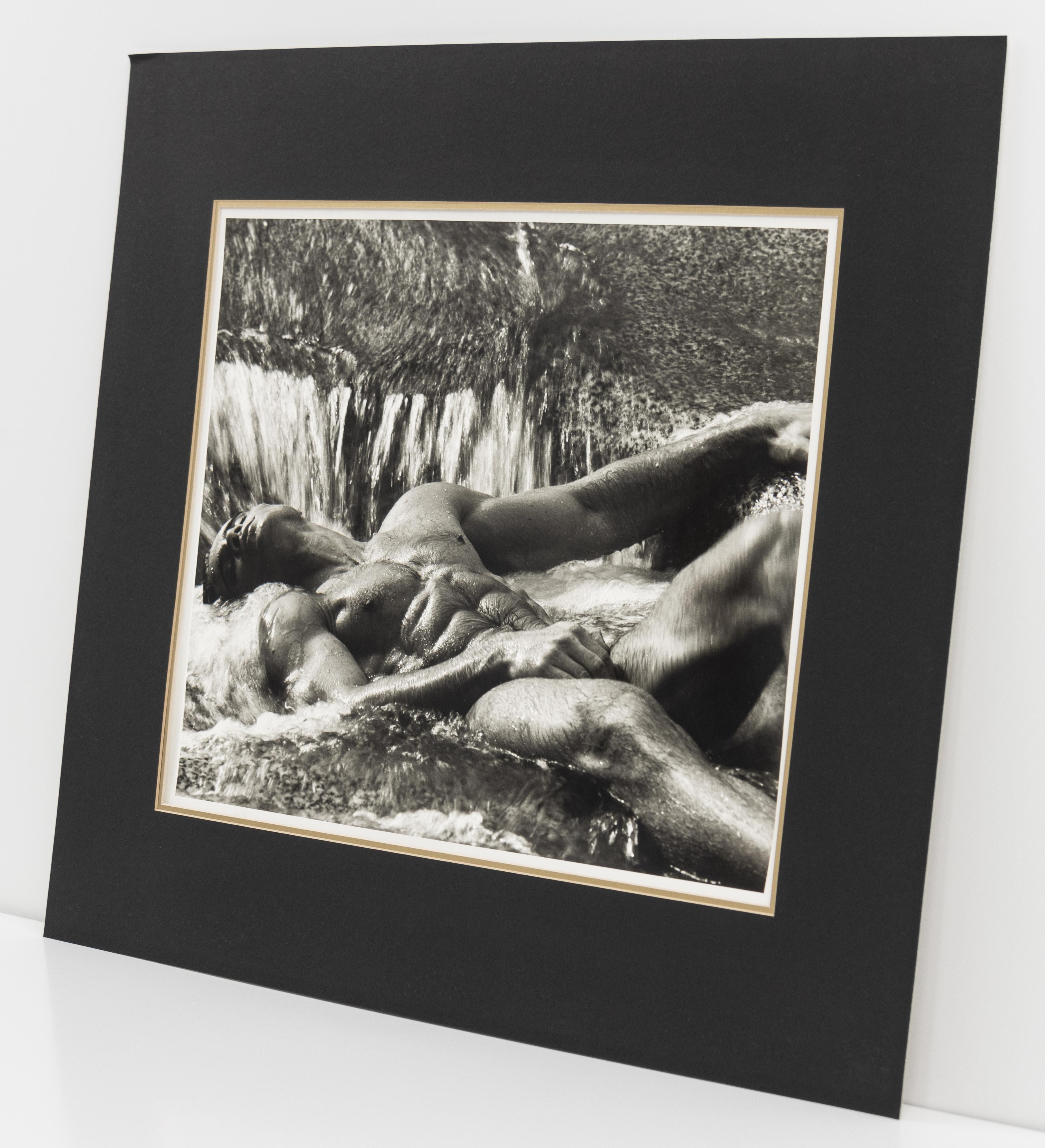 Scott dans la cascade, Cabo San Lucas - Photograph de Greg Gorman