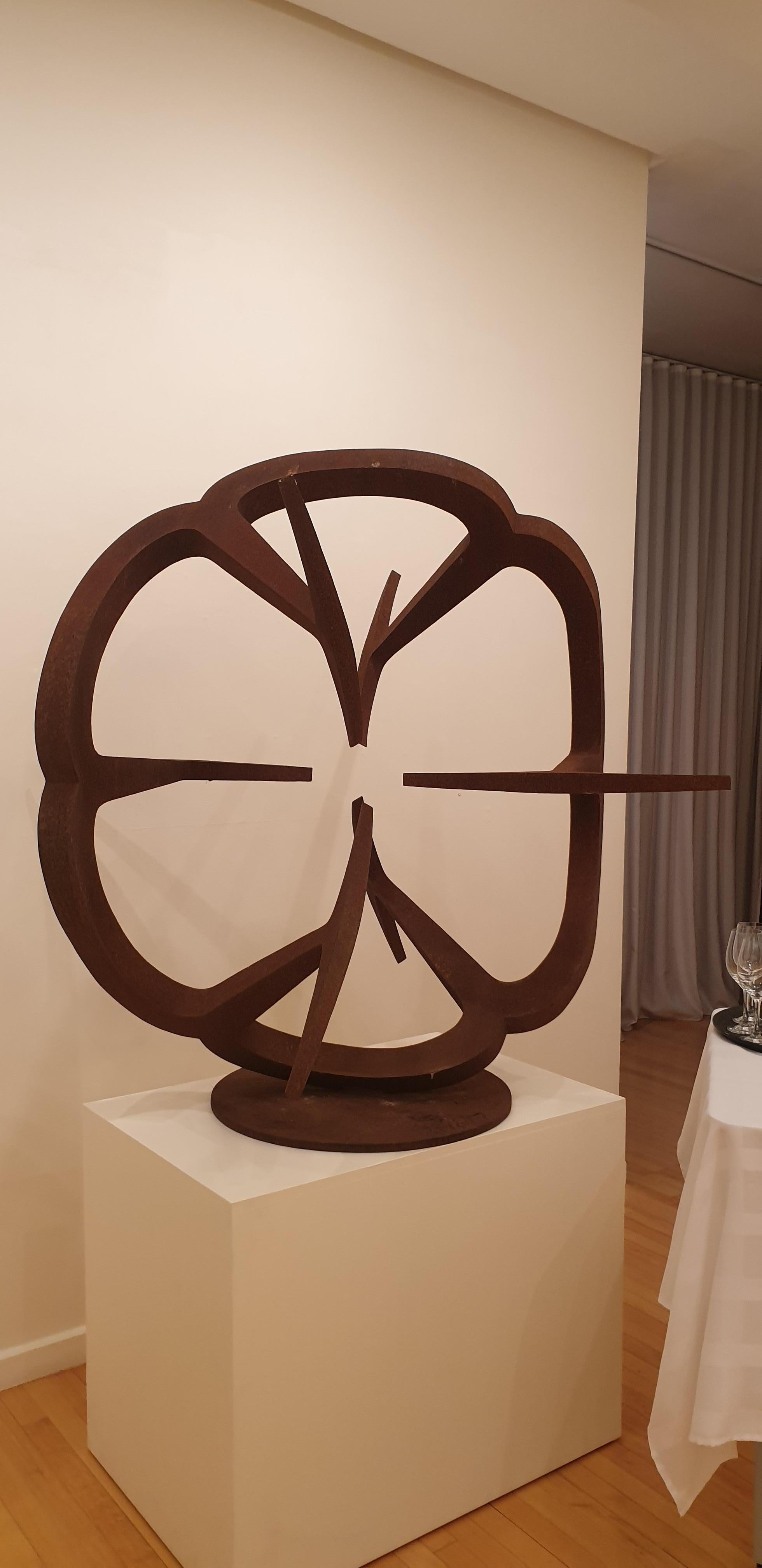 „Towards the Centre“, massiver Milchstahl, Auflage von 9 Stück – Sculpture von Greg Johns