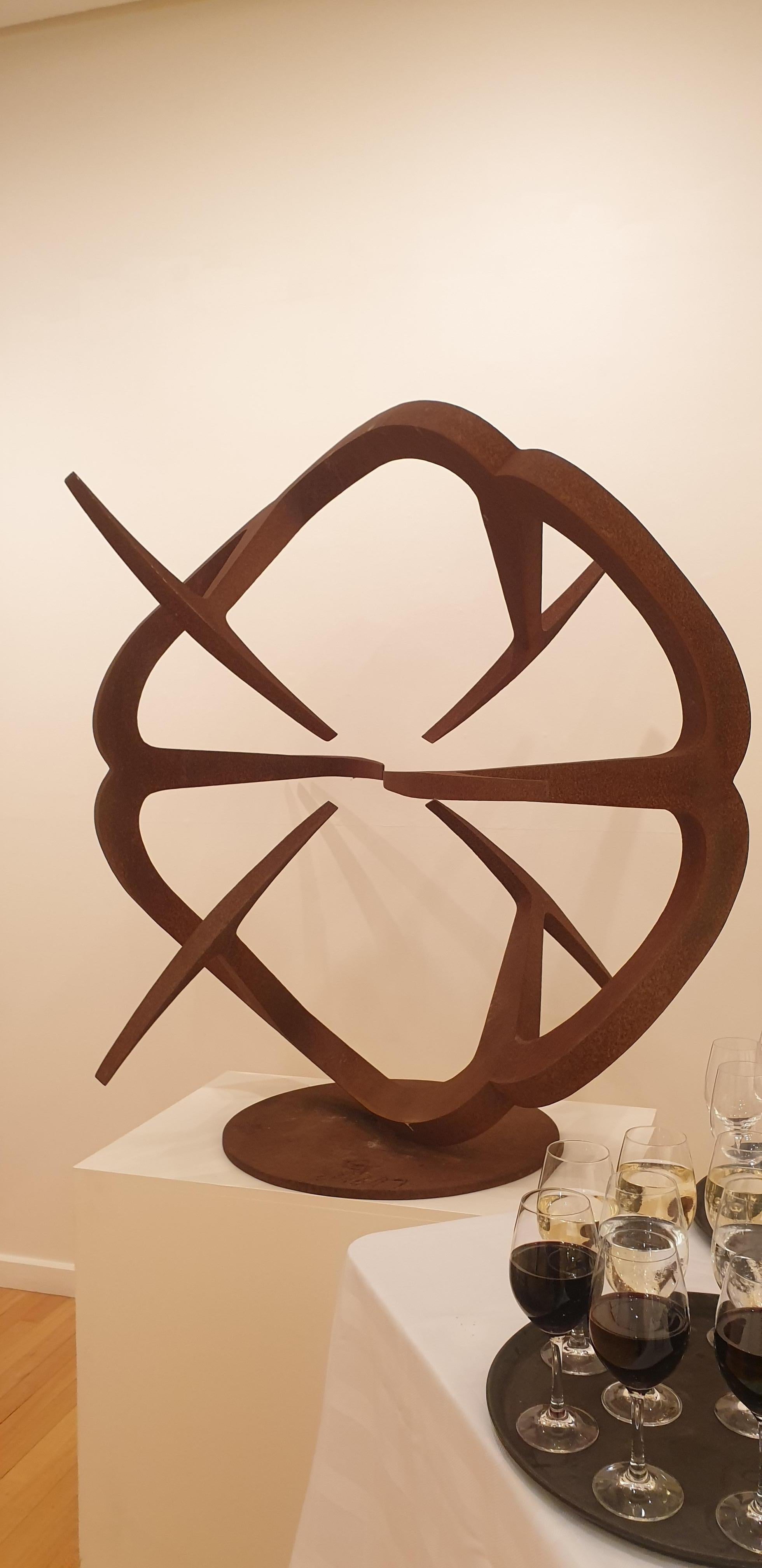 „Towards the Centre“, massiver Milchstahl, Auflage von 9 Stück (Abstrakt), Sculpture, von Greg Johns
