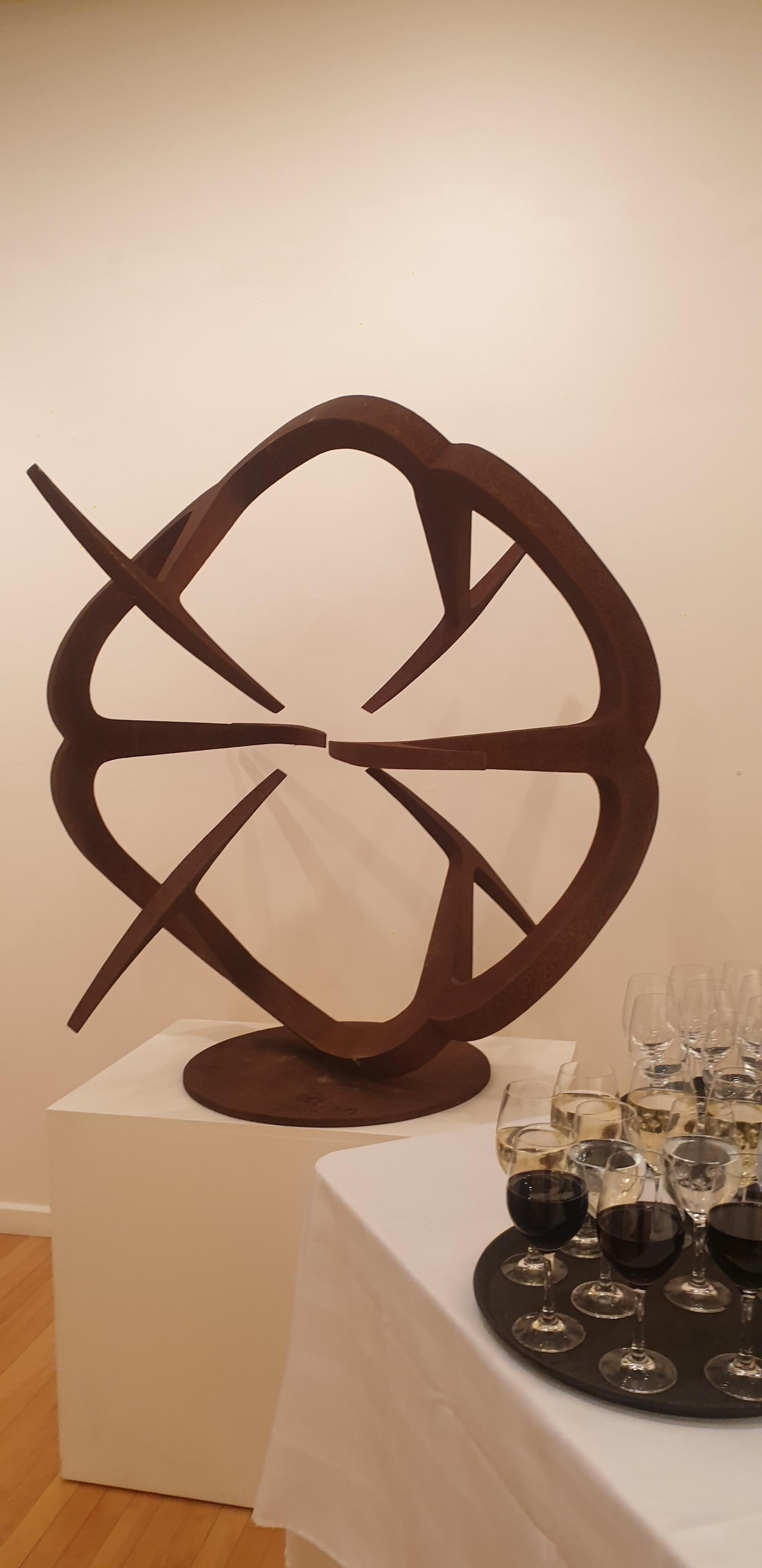 „Towards the Centre“, massiver Milchstahl, Auflage von 9 Stück (Beige), Abstract Sculpture, von Greg Johns