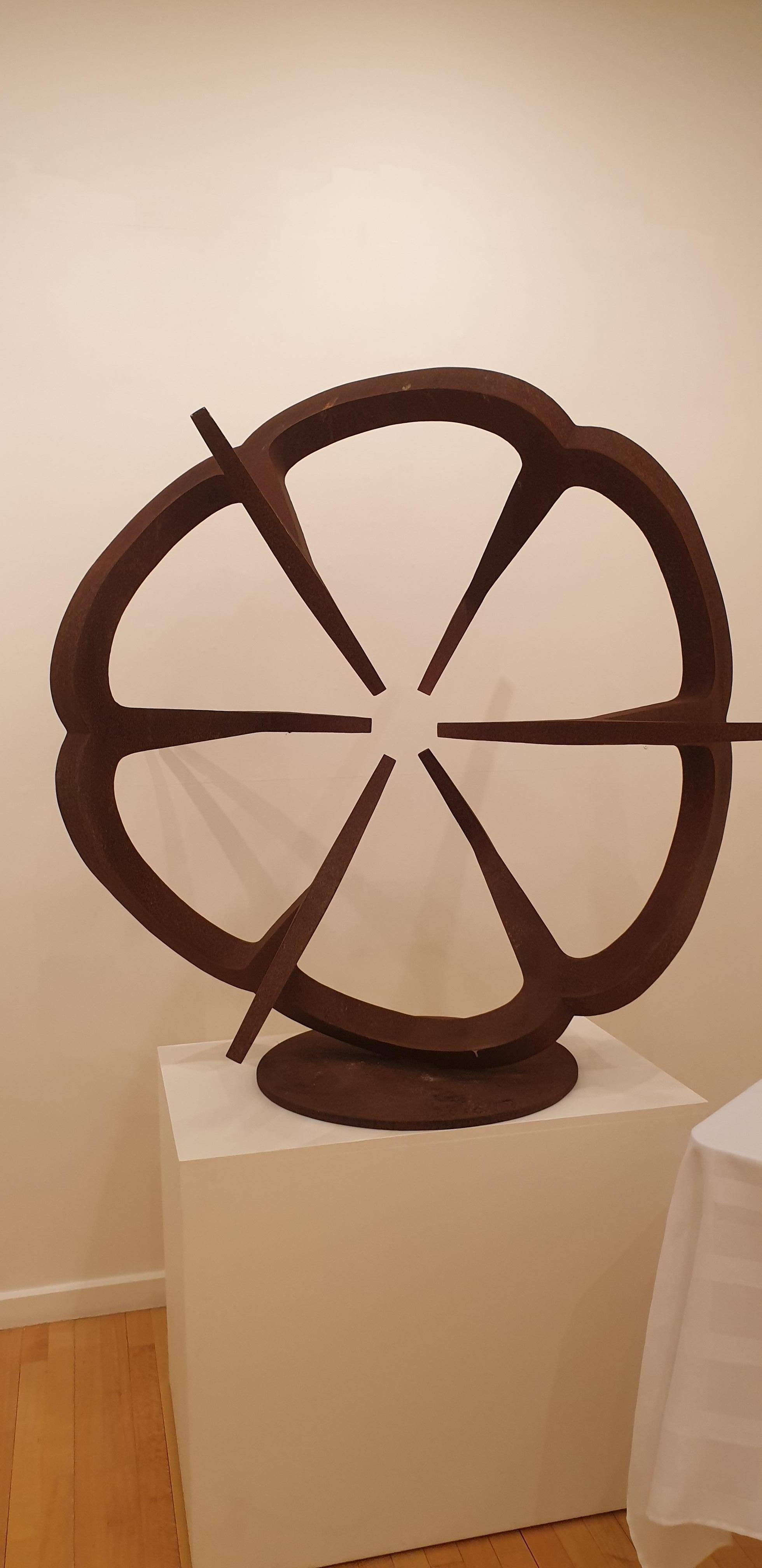Greg Johns Abstract Sculpture – „Towards the Centre“, massiver Milchstahl, Auflage von 9 Stück