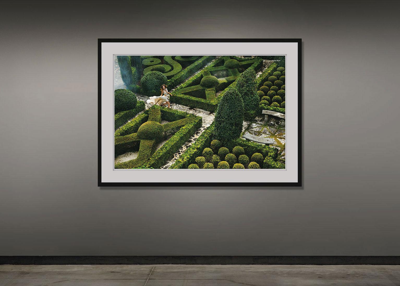 Laberinto de setos - Photograph Contemporáneo de Greg Lotus