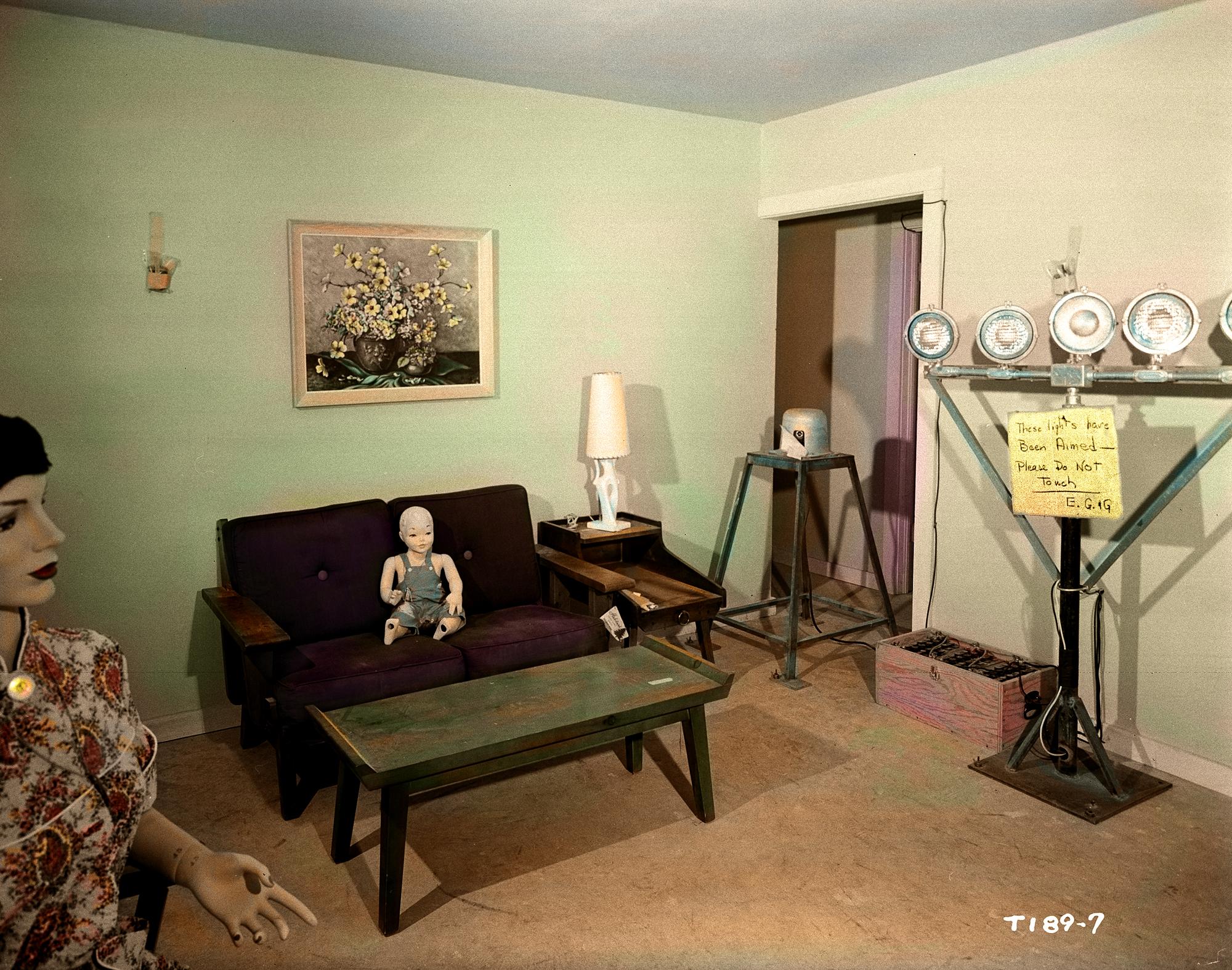 Greg Mac Gregor Color Photograph – Flood Lights mit Motiven