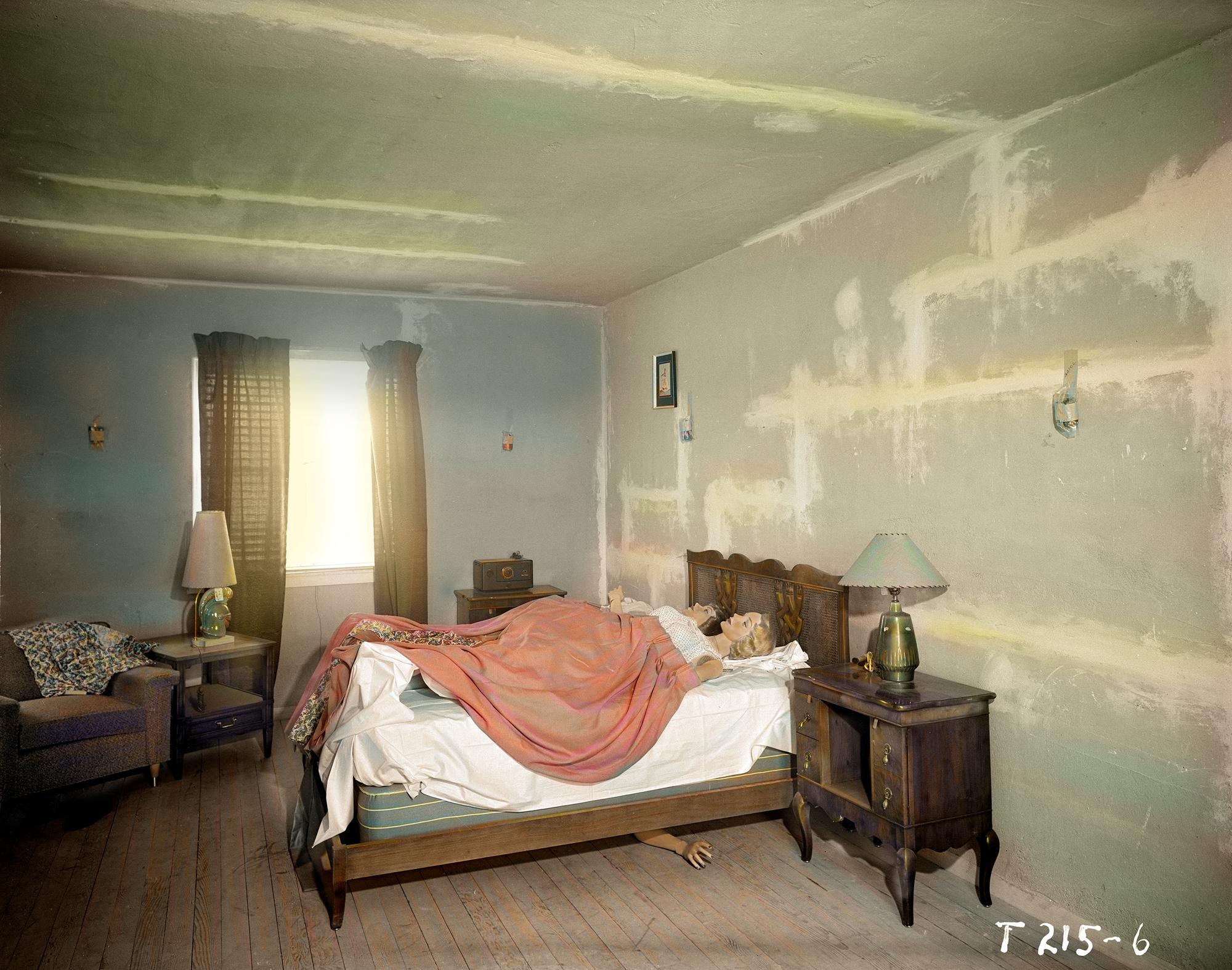 Color Photograph de Greg Mac Gregor - Dos mujeres en la cama