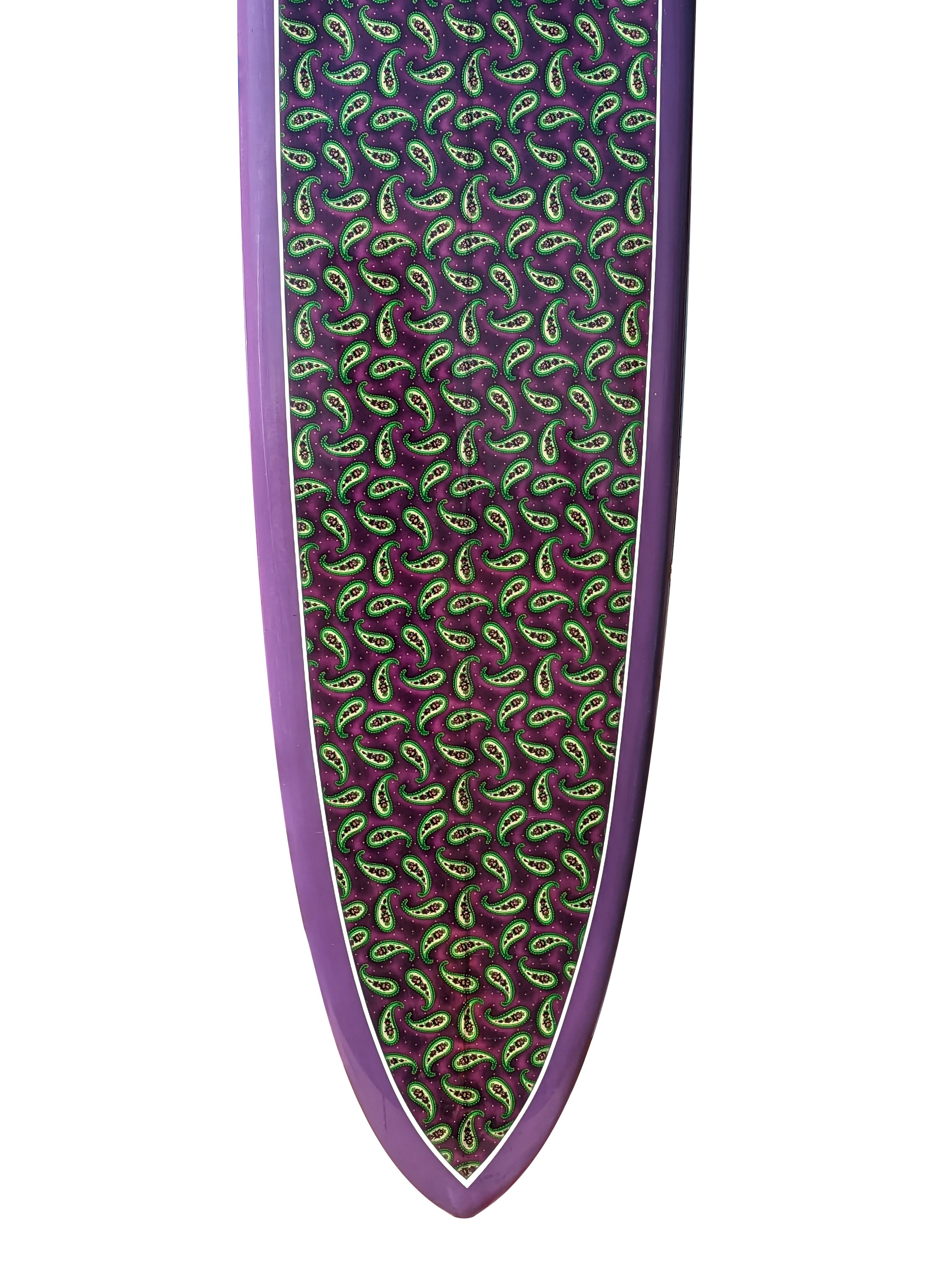 Il ponte è caratterizzato da un'impressionante paisley verde e viola, con binari e fondo rivestiti in viola, una stampa paisley abbinata nei canali del fondo e un'elegante pinna singola in vetro nero. Questa tavola, che misura 9,8