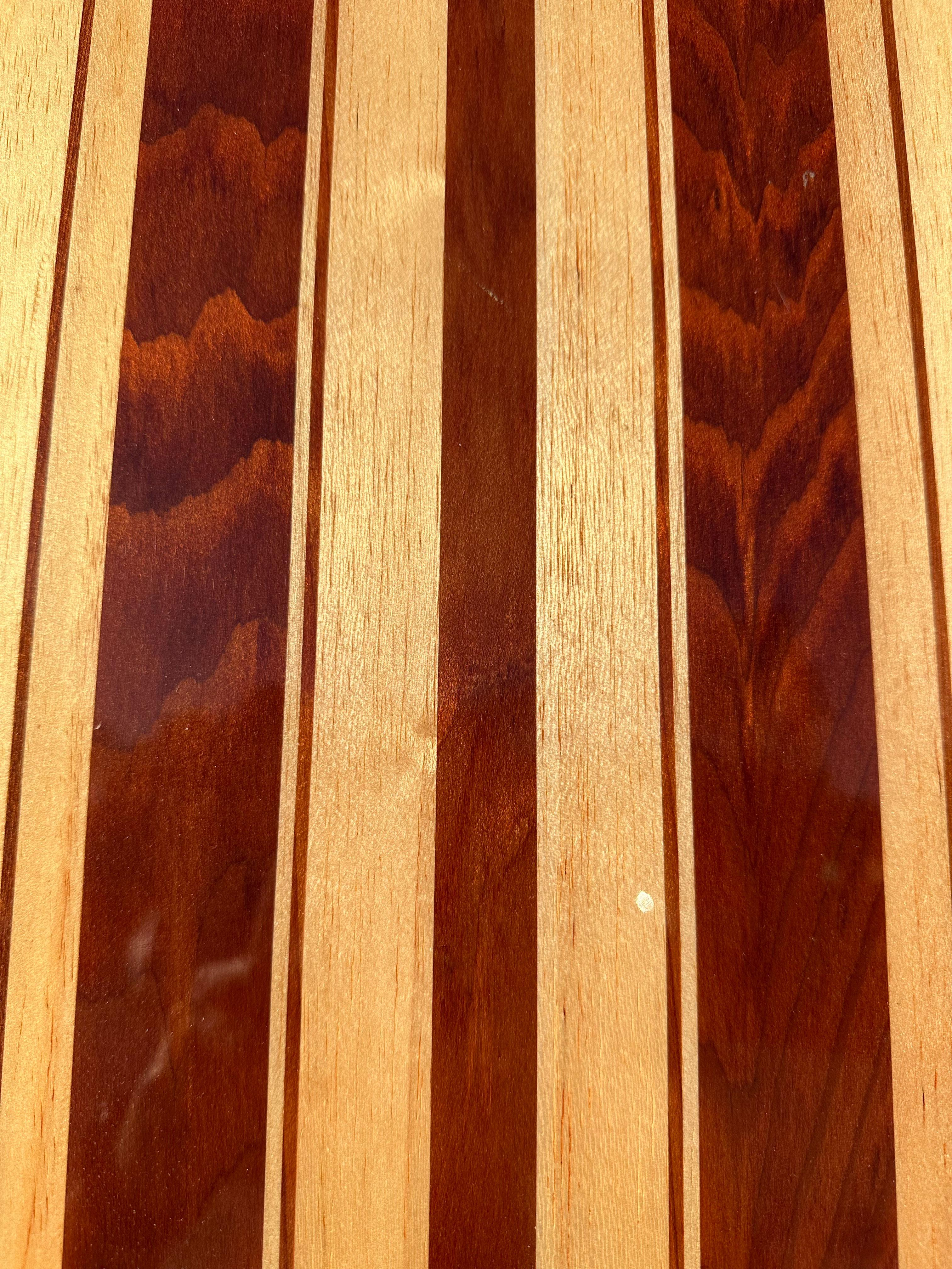 Esta hermosa recreación de un diseño revolucionario de los años 30/40 de uno de los nombres más legendarios del surf es el sueño de cualquier coleccionista. Hot Curl con forma de Greg Noll, 9'2 construcción de balsa/madera roja, firmado por el