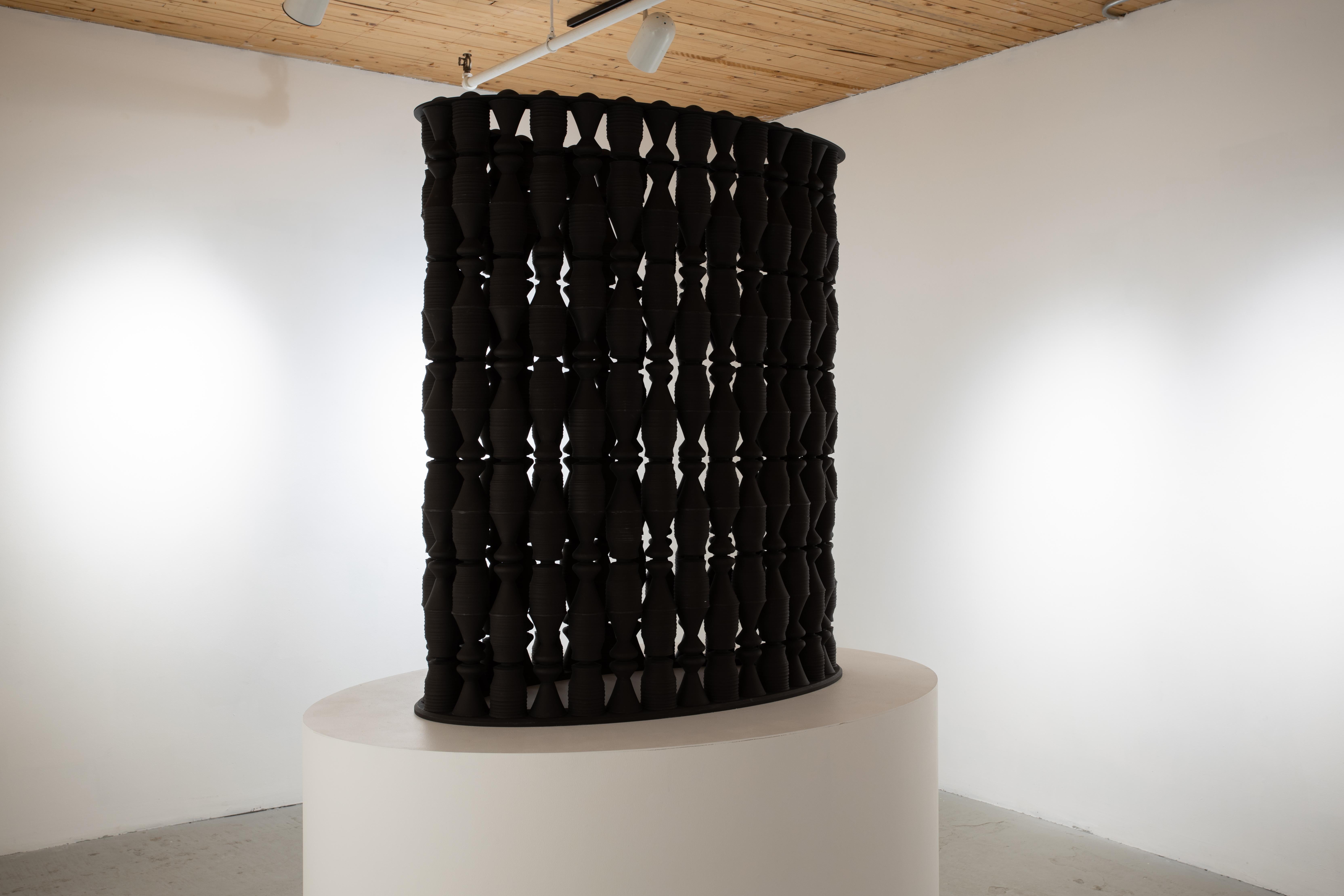 Die Gefäße von Greg Payce sind voller Geschichte, Bewegung und Möglichkeiten und werden vor unseren Augen lebendig. Figurenprozessionen tauchen aus dem negativen Raum auf, Projektionen von lebendigen Mustern tanzen über Porzellanoberflächen,