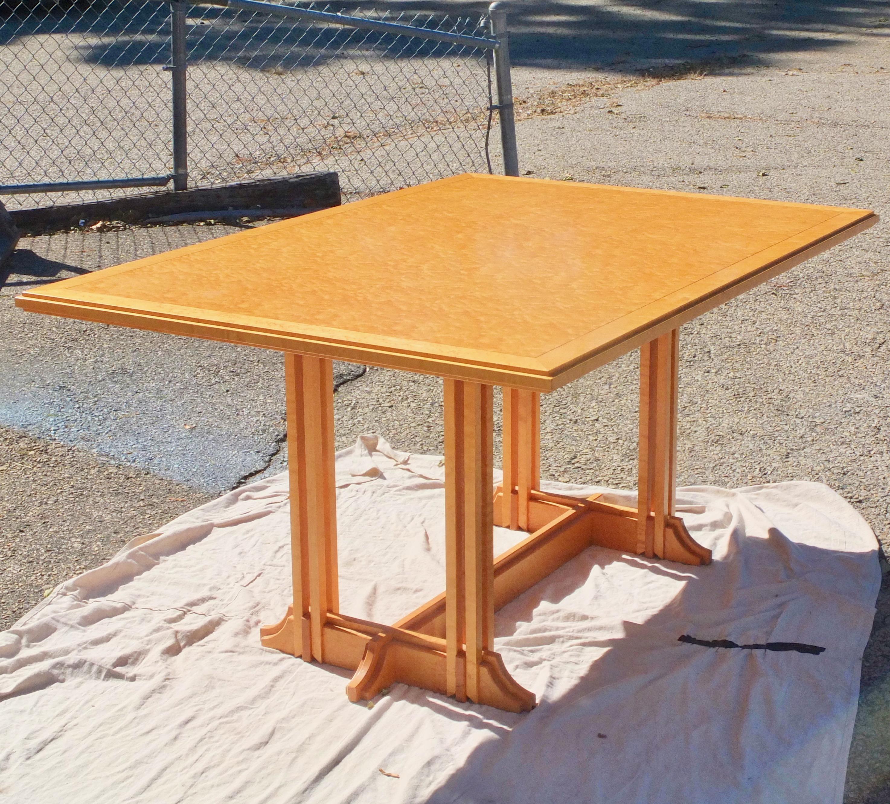 Der Esstisch aus gestepptem Ahornholz wurde 1987 vom Studio-Möbelbauer Gregg Lipton für seine Eltern entworfen. In diesem Tisch steckt also ganz besonders viel Liebe! 