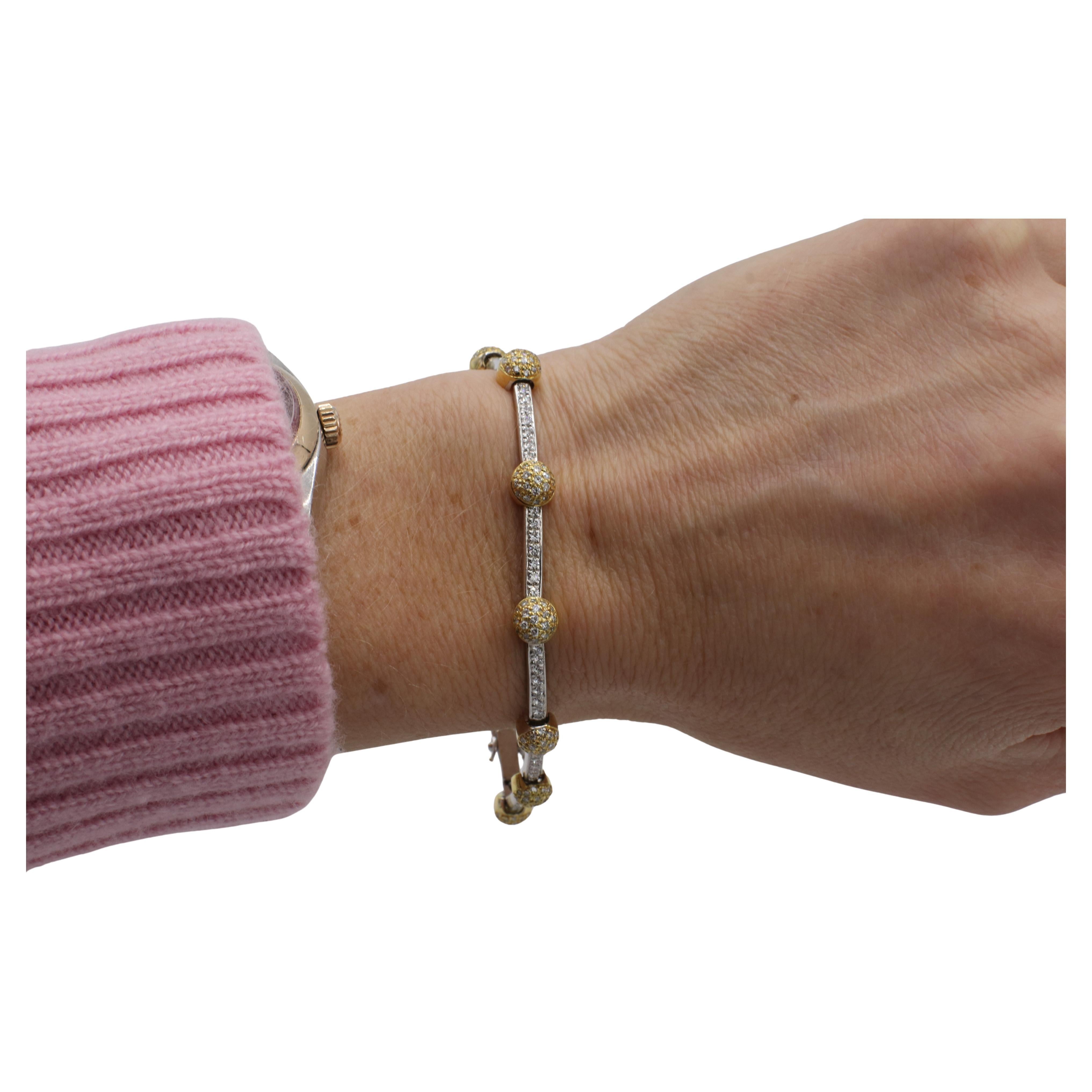 Gregg Ruth 18 Karat zweifarbiges Gold Natürliches Diamant-Tennisarmband mit natürlichen Diamanten 
Metall: 18k Weiß-/Gelbgold
Gewicht: 18,83 Gramm
Länge: 7 Zoll
Breite: 2,5 - 6 mm
Diamanten: Ca. 2.00 CTW F-G VS runde Naturdiamanten
Unterzeichnet: GR