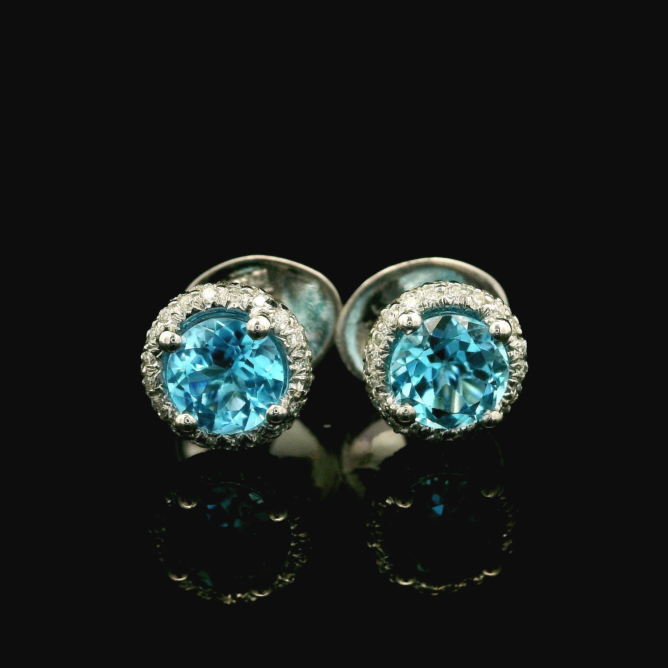 Gregg Ruth 18k White Gold Blue Topaz Diamond Covered Halo Stud Earrings In Excellent Condition For Sale In Montclair, NJ