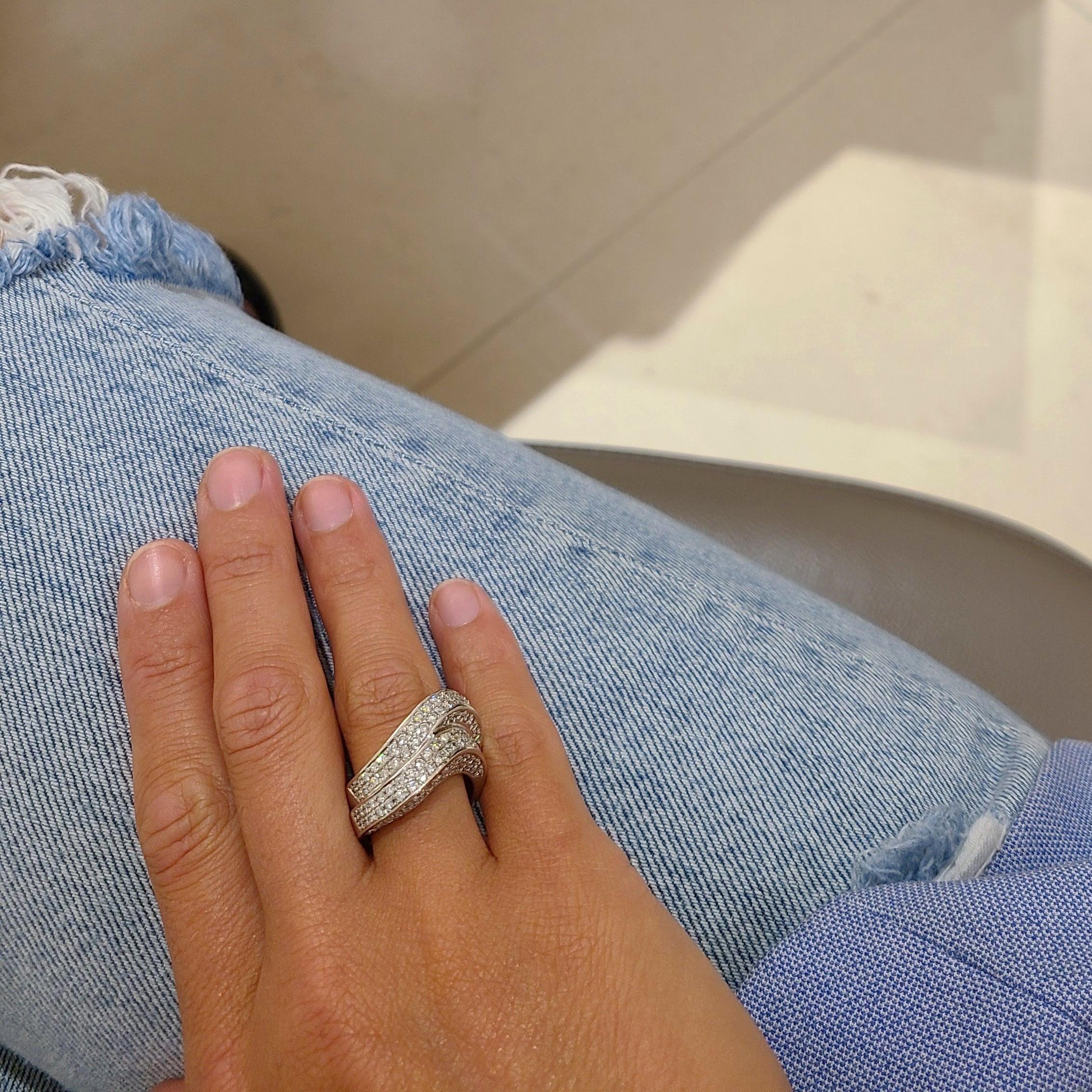 Gregg Ruth, 18 Karat Weißgold und 1,95 Karat Diamant-Doppelwellenring (Rundschliff)
