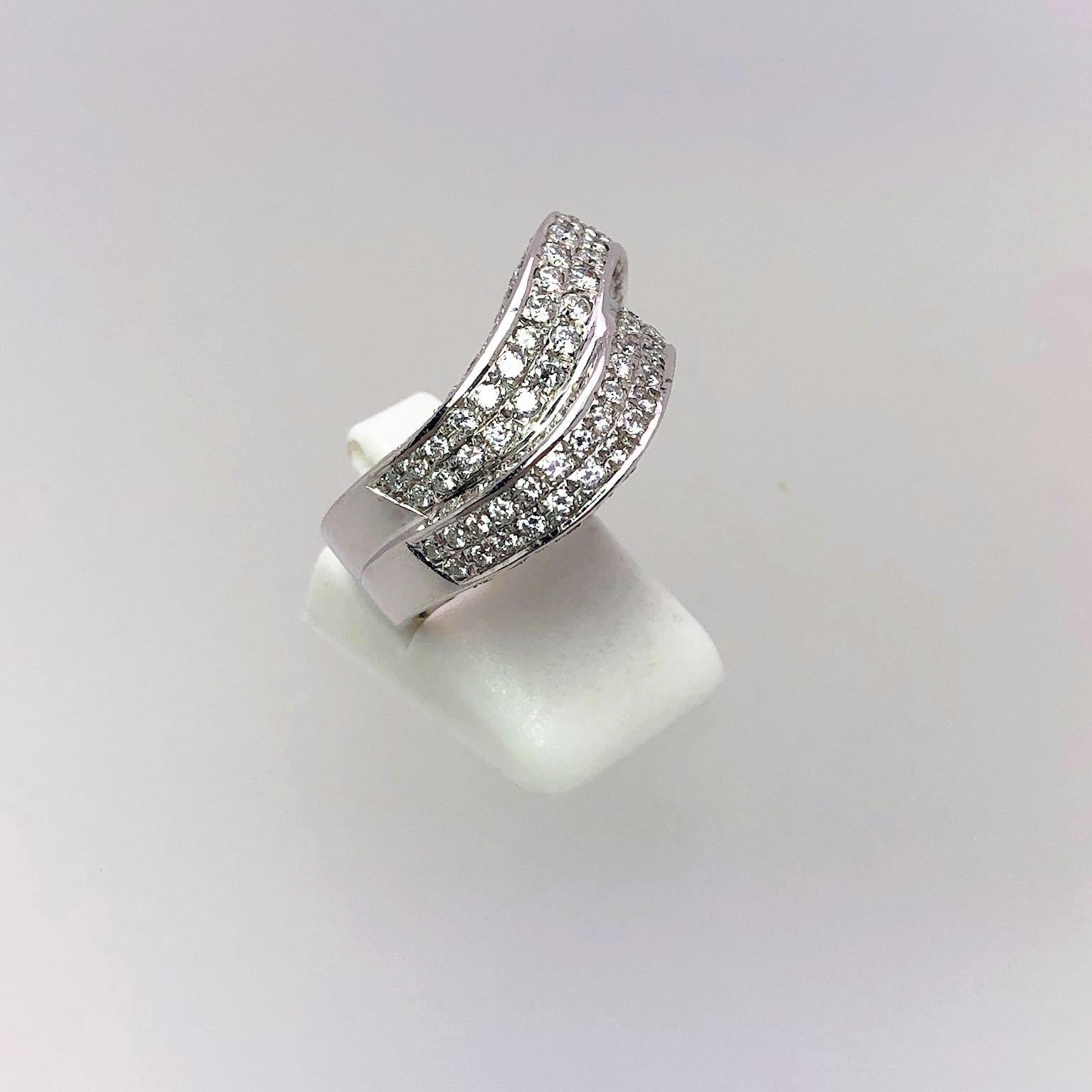 Women's or Men's Gregg Ruth 18 Karat White Gold and 1.95 Carat Diamond Double Wave Ring For Sale
