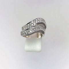 Anello Gregg Ruth in oro bianco 18 carati e diamanti da 1,95 carati a doppia onda