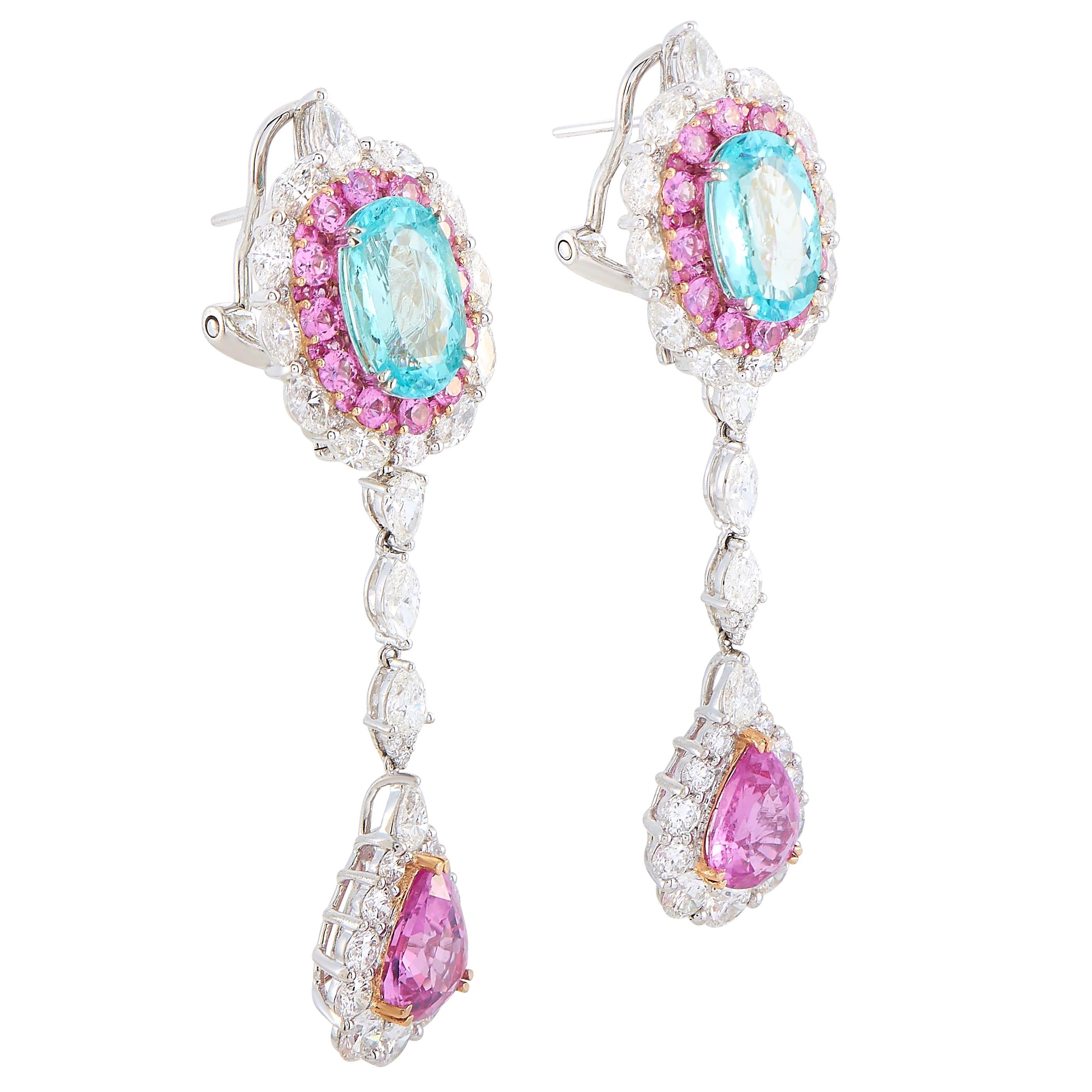 Gregg Ruth Atrium Collection Boucles d'oreilles pendantes en tourmaline Paraiba, saphir rose et diamant en or blanc 18 carats accompagnées d'un rapport AGL et d'un certificat d'authenticité Gregg Ruth.

Les pierres centrales de ces boucles