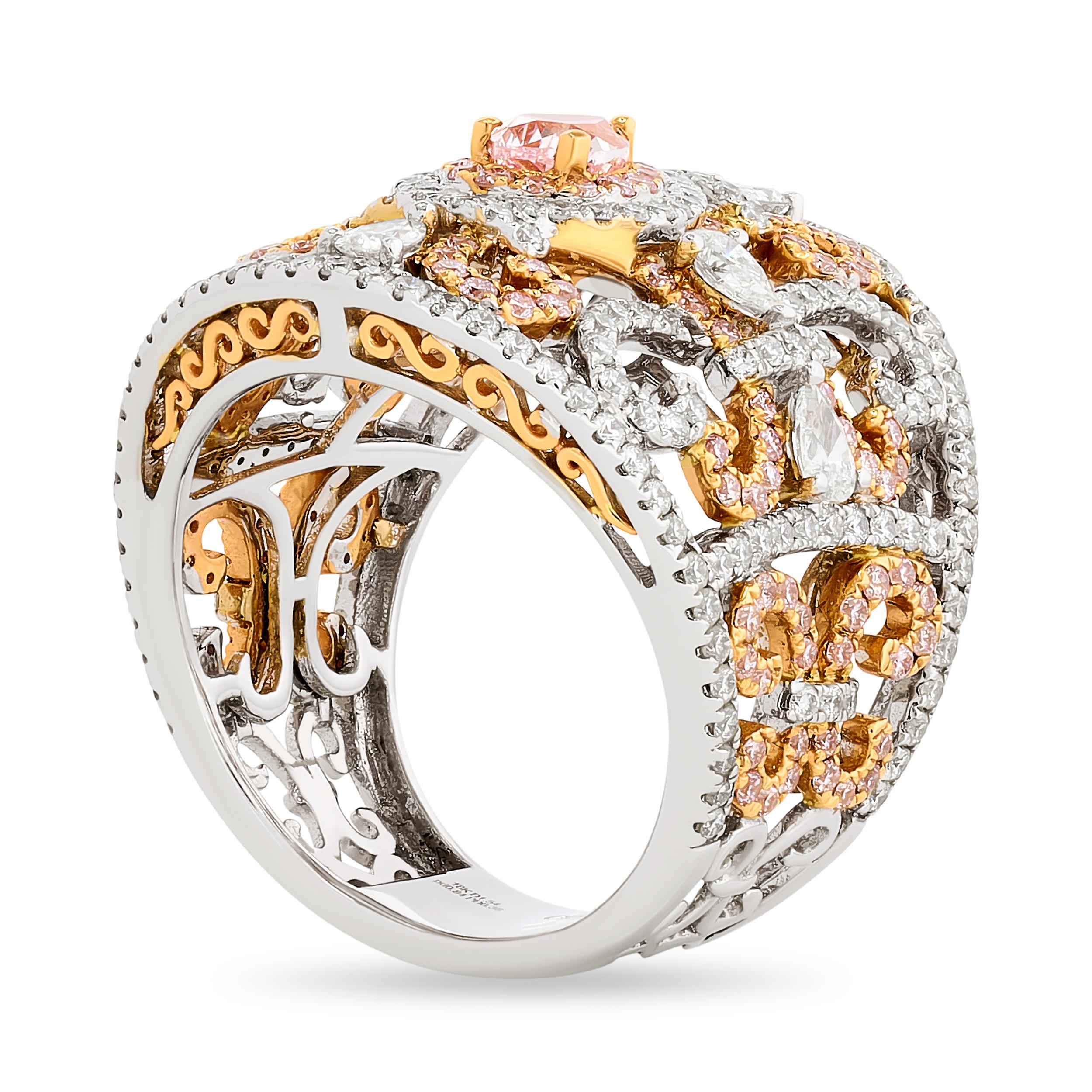 Un capolavoro di Gregg Ruth che intreccia diamanti rosa e intricata filigrana, lanciando un incantesimo di raffinatezza e grazia sul dito.

Questo anello Gregg Ruth presenta un diamante a forma di pera da 0,38 carati Fancy Natural Light Pink/SI1