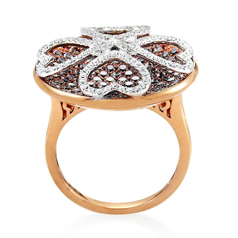 The heart makes a dazzling spectacle of itself in this Gregg Ruth design. 2.45ct diamonds are spread across the expansive plain of 18K rose gold with playful precision.
Ring Size: 6.5
