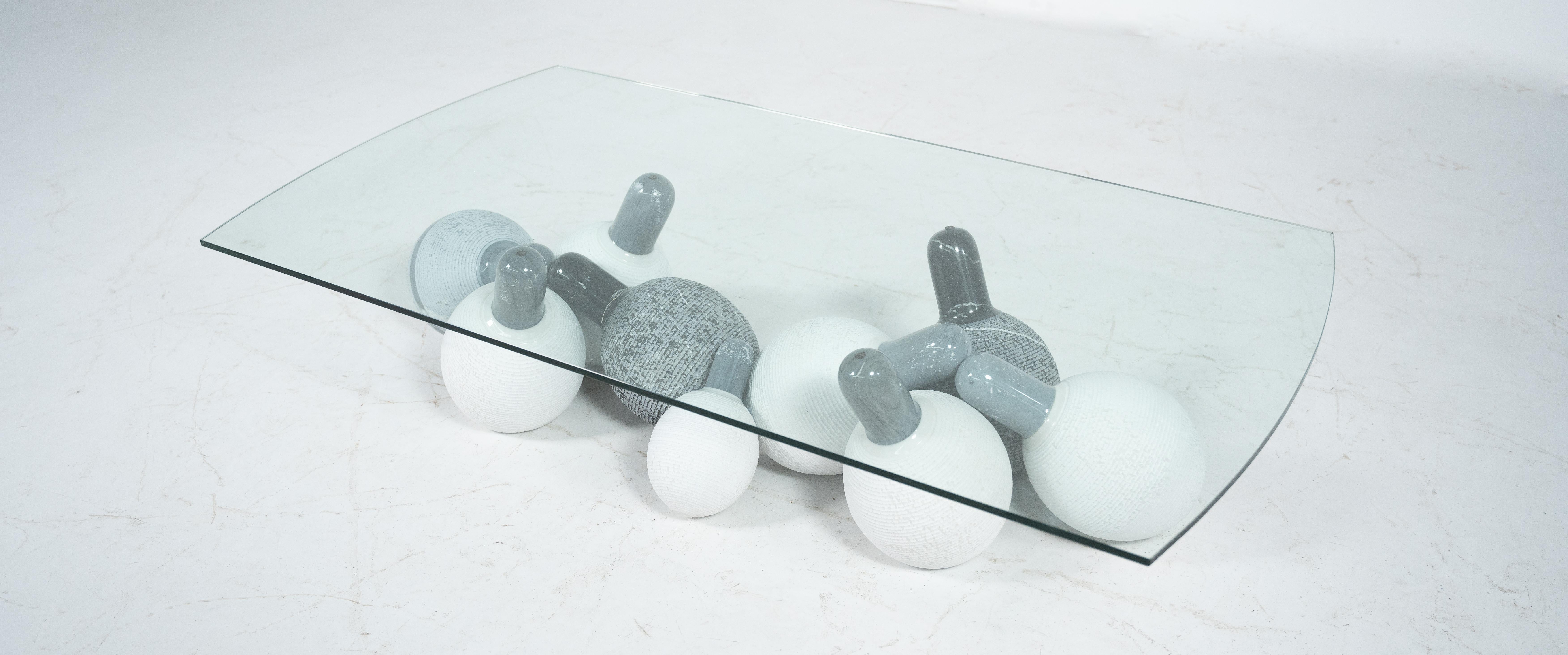 Table basse Gregge par Giulio Lazzotti pour Bernini, années 1990

Giulio Lazzotti est un designer et architecte italien qui a toujours accordé une place importante à la dimension sculpturale des objets. Grand amateur de marbre, son travail est