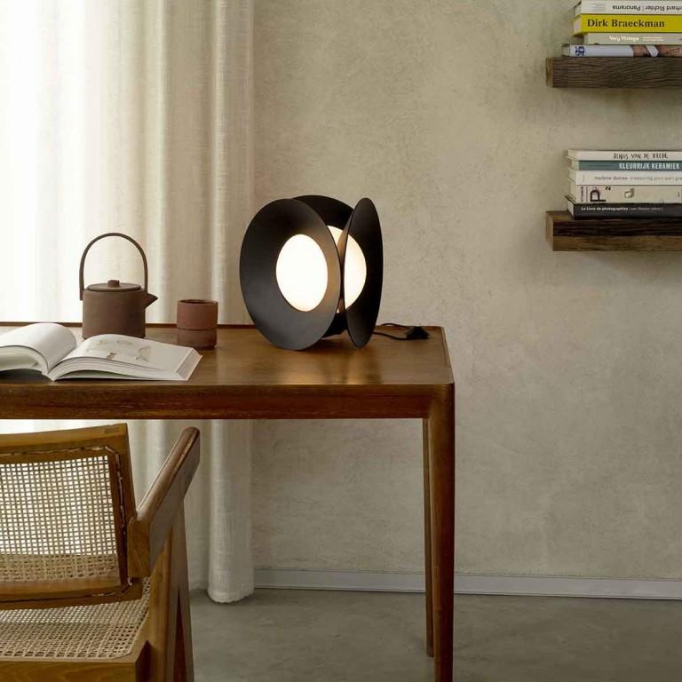 Lampe de table 'Armen' de Grégoire de Lafforest pour DCW éditions Paris, France.

Inspiré par les formes géométriques et les objets mathématiques, A est un jeu d'imbrication et d'équilibre entre deux formes simples : le cône et la sphère. Comme le