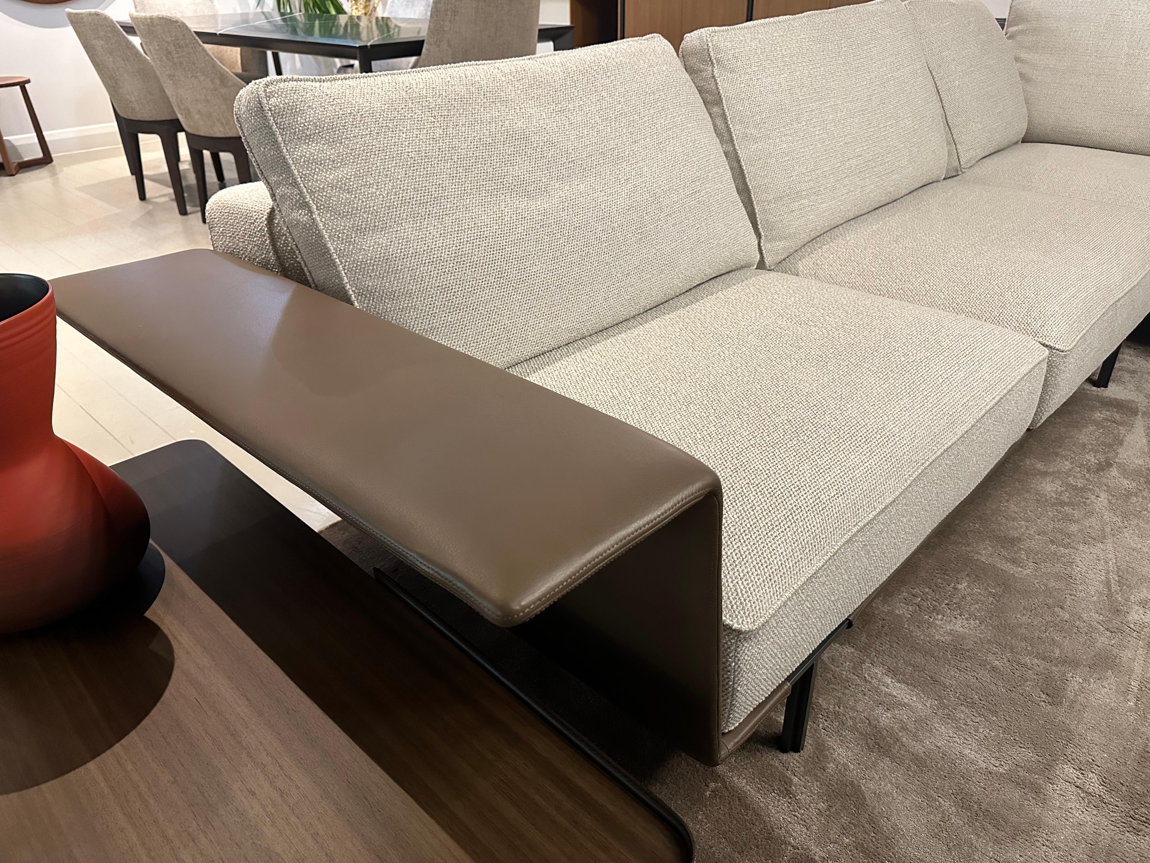 Das modulare Sofa Gregor von Molteni&C kann in einer Vielzahl von Zusammenstellungen oder als Einzelmöbel verwendet werden, vom typischen 2- oder 3-Sitzer-Sofa bis hin zum eleganten Daybed. Gregor ist eine Sofakollektion, die mit geringen