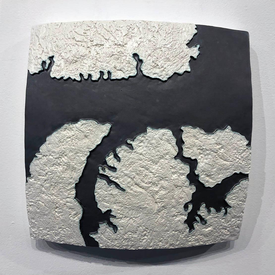 "Choke II: Stretto di Barrow (Canada)" - scultura in ceramica - mappa - bianco e nero