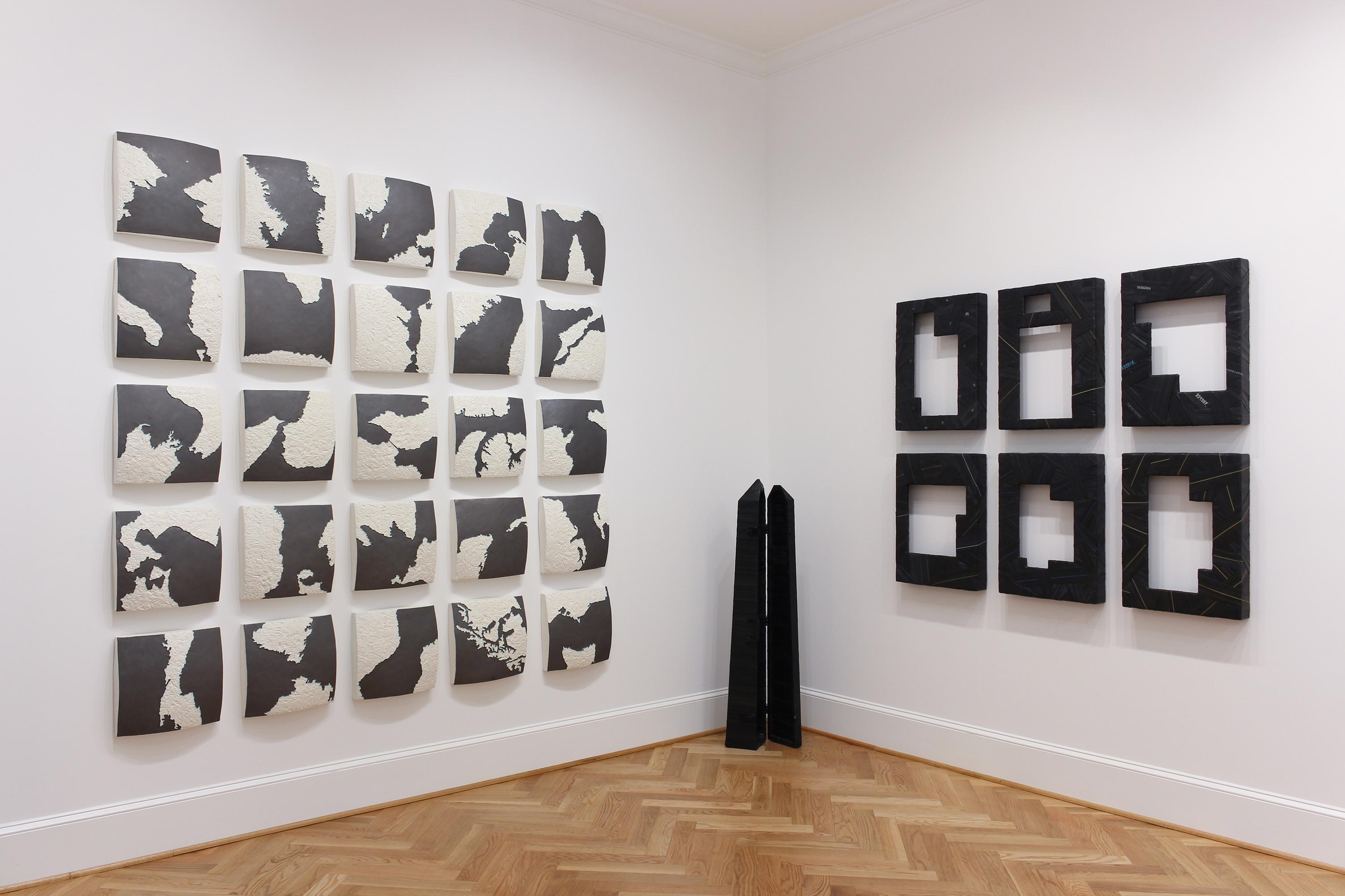 Questa scultura da parete in ceramica presenta una mappa topografica in bianco e nero. 

Gregor si ispira alle opere di Martin Puryear, James Turrell, Louise Bourgeois, Barbara Hepworth, Christo, Claes Oldenburg, Louise Nevelson, Robert Arneson e