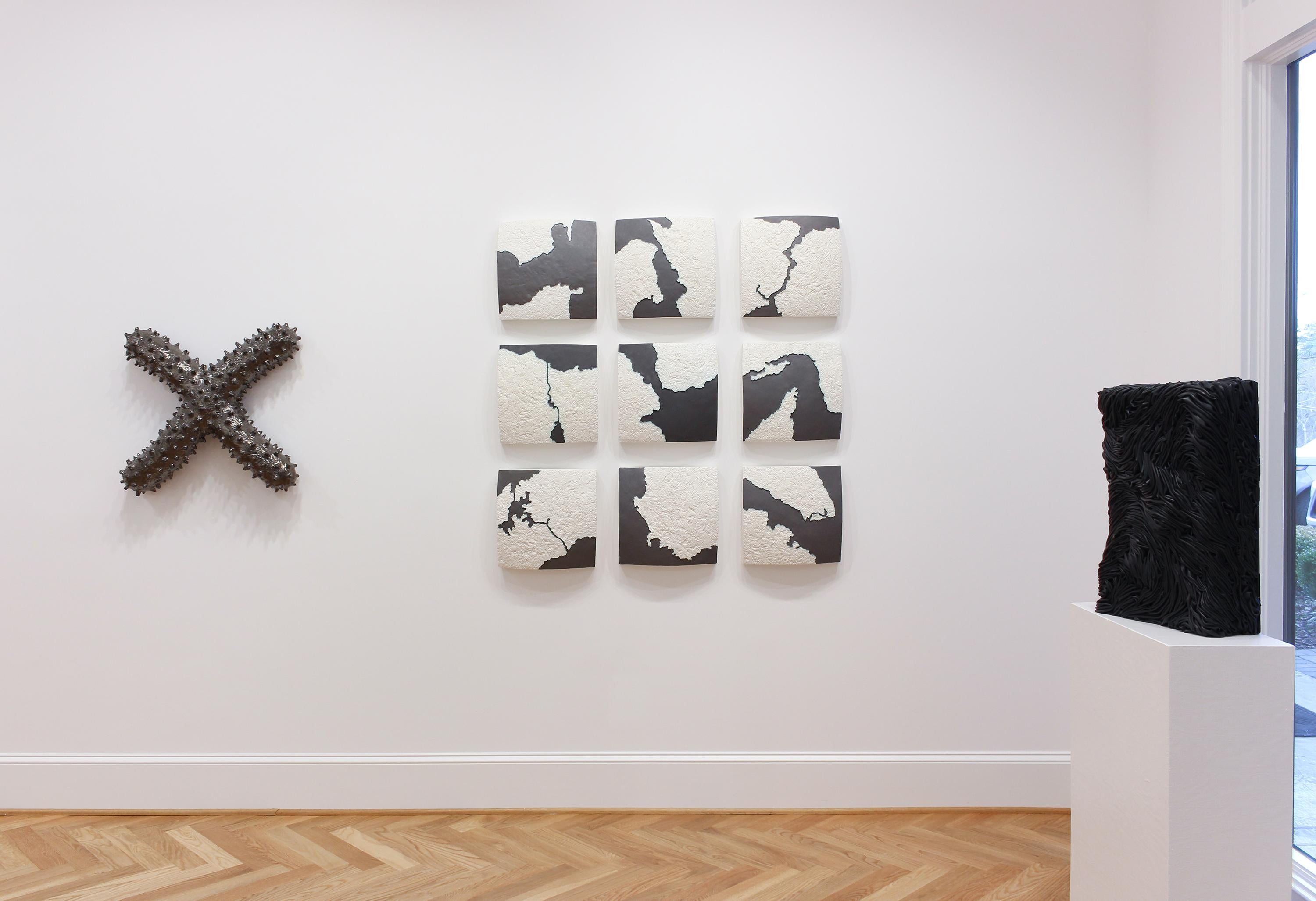 Cette sculpture murale en céramique représente une carte topographique en noir et blanc. 

Martin s'inspire des œuvres de Martin Puryear, James Turrell, Louise Bourgeois, Barbara Hepworth, Christo, Claes Oldenburg, Louise Nevelson, Robert Arneson et