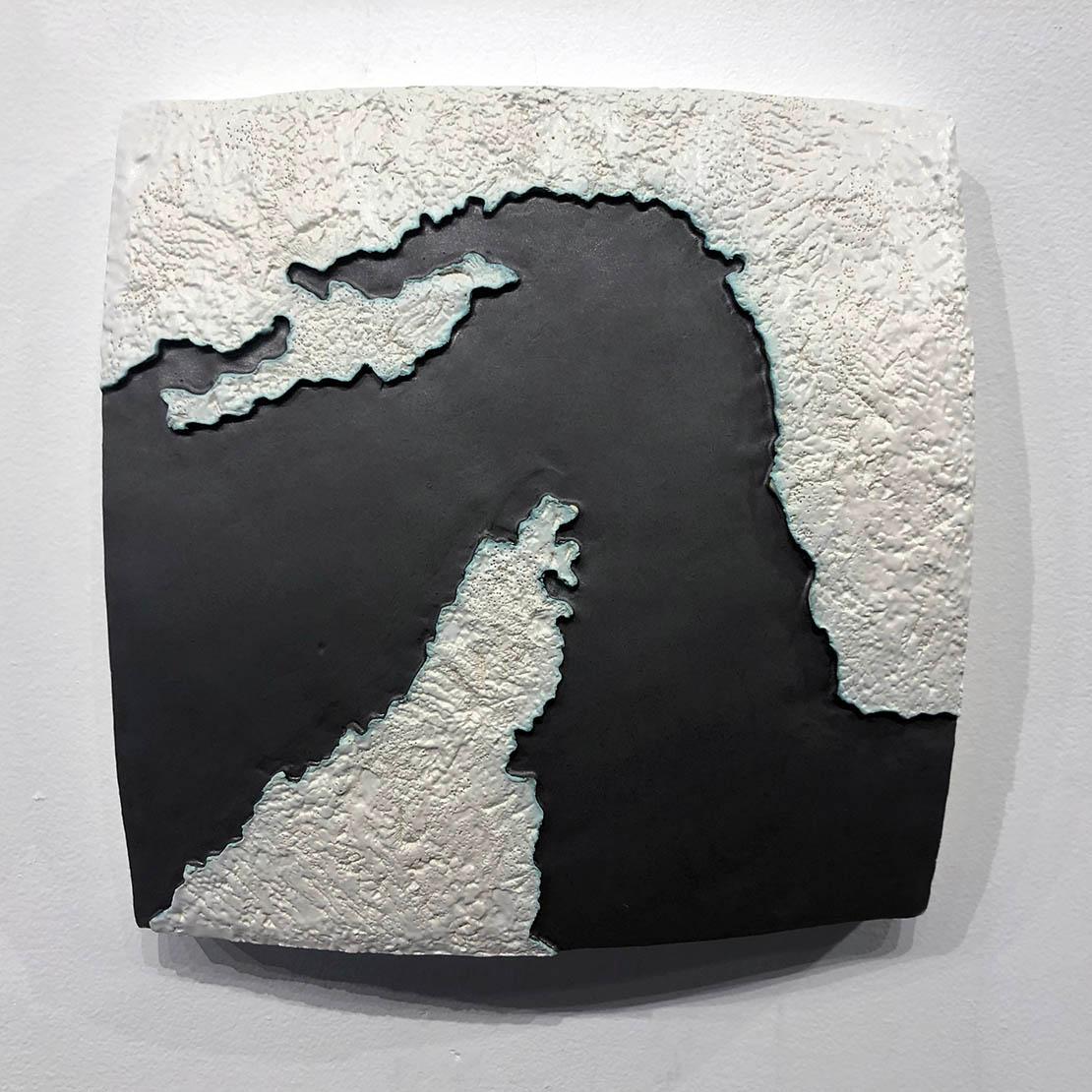 "Strozzatura II: Stretto di Hormuz (Oman e Iran)" - ceramica - mappa - bianco e nero -