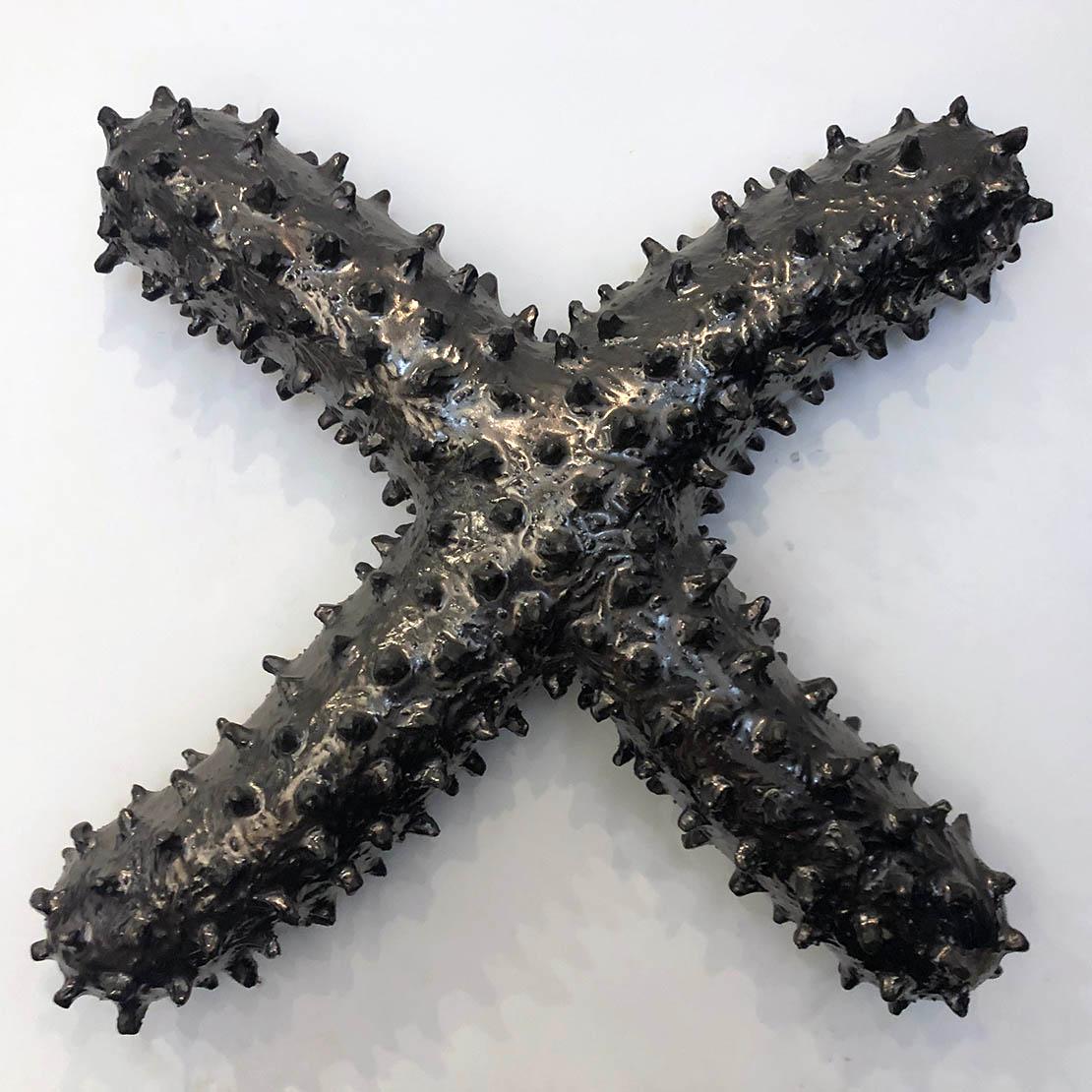 ""Here #4" - sculpture en céramique - X - marqueur de terre - carte - Louise Bourgeois - Sculpture de Gregor Turk