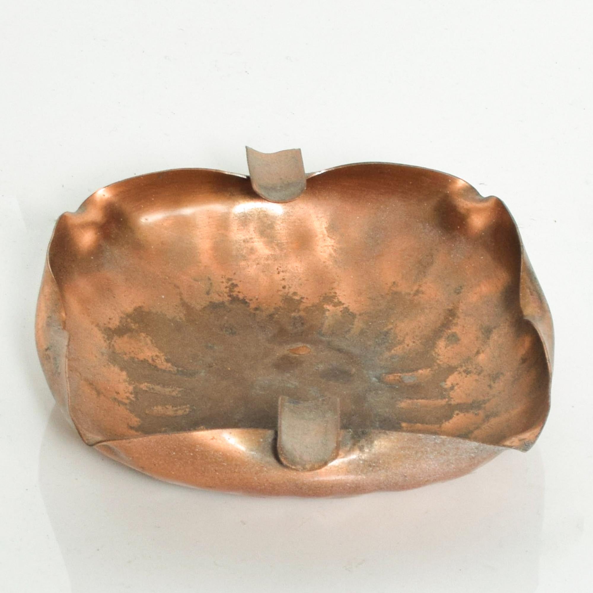 Sculptural ashtray in hammered Gregorian copper by P R Gregori
Made in the USA circa the 1960s. San Clemente, California.
By P. R. Gregori technique of Craftsman Studios Laguna Beach CA
Label stamp present engraving of cursive handwriting script