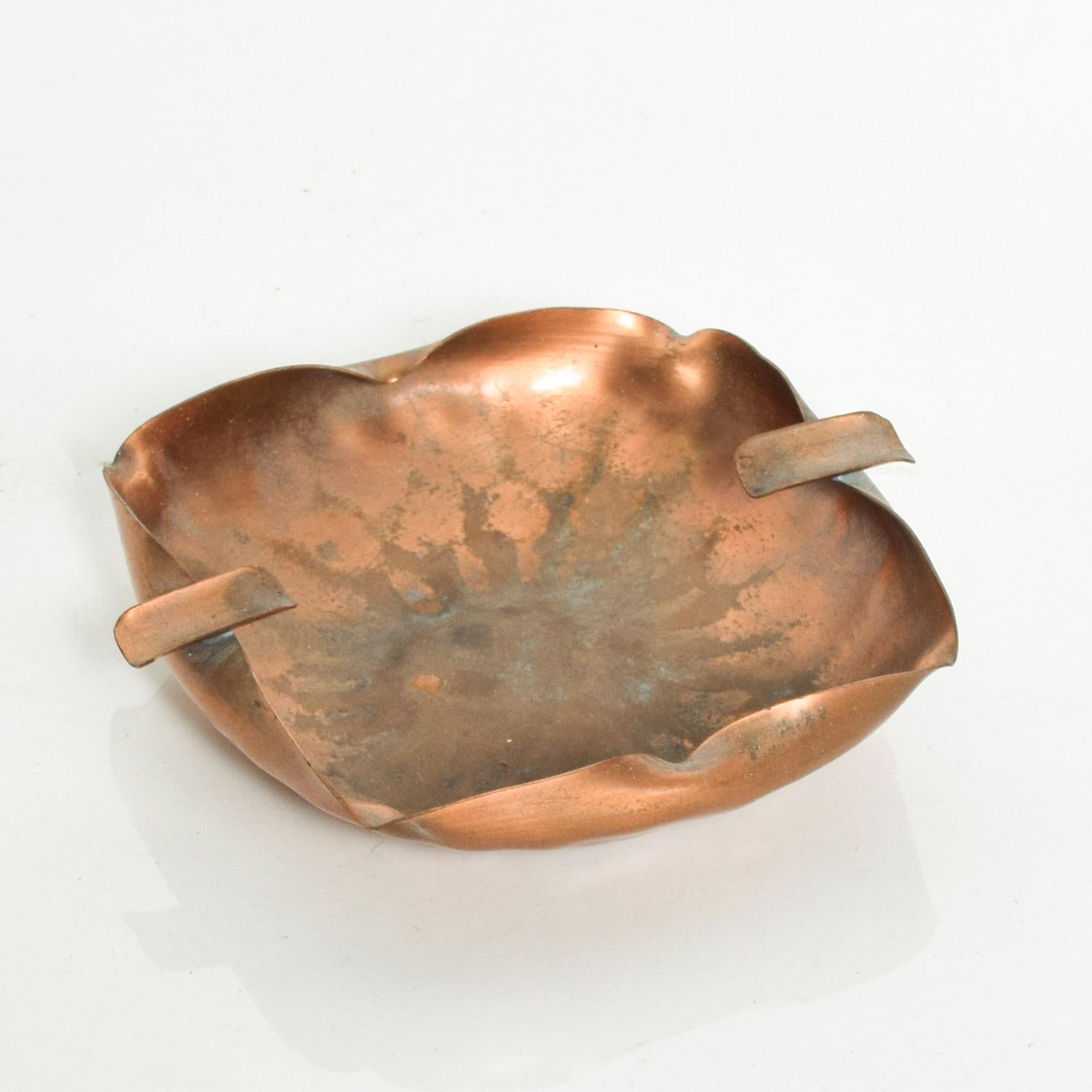 Modern Gregori Sculptural Ashtray in Hammered Gregorian Copper 1960s San Clemente Calif