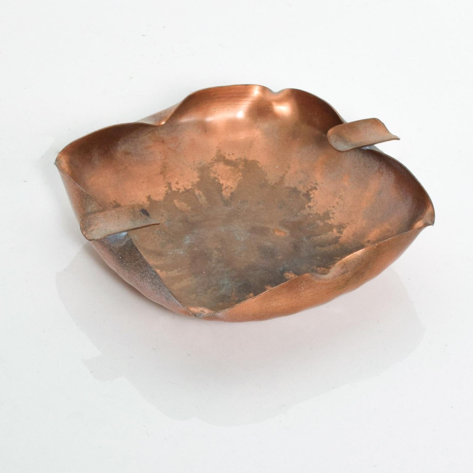 We are pleased to offer a Gregorian hammered copper ashtray, Mid-Century Modern.
Made in the USA, circa 1980s.
Dimensions: 2