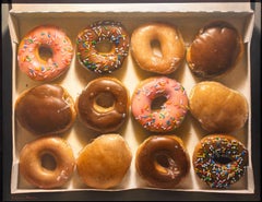 "Classic Krispy" (2025) de Gregory Block, Pintura al óleo original, Donuts en caja