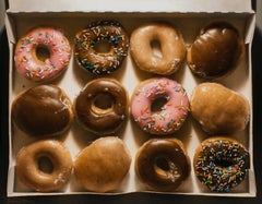 „Classic Krispy“ (2025) von Gregory Block, Original-Ölgemälde, Donuts in Box