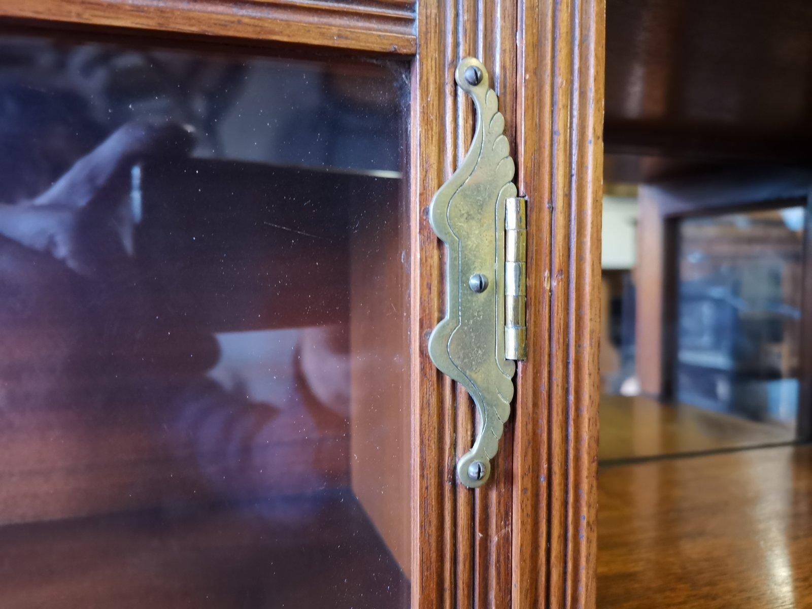 Gregory & Co, H W Batley Attri, an English Walnut Aesthetic Movement Sideboard In Good Condition For Sale In London, GB