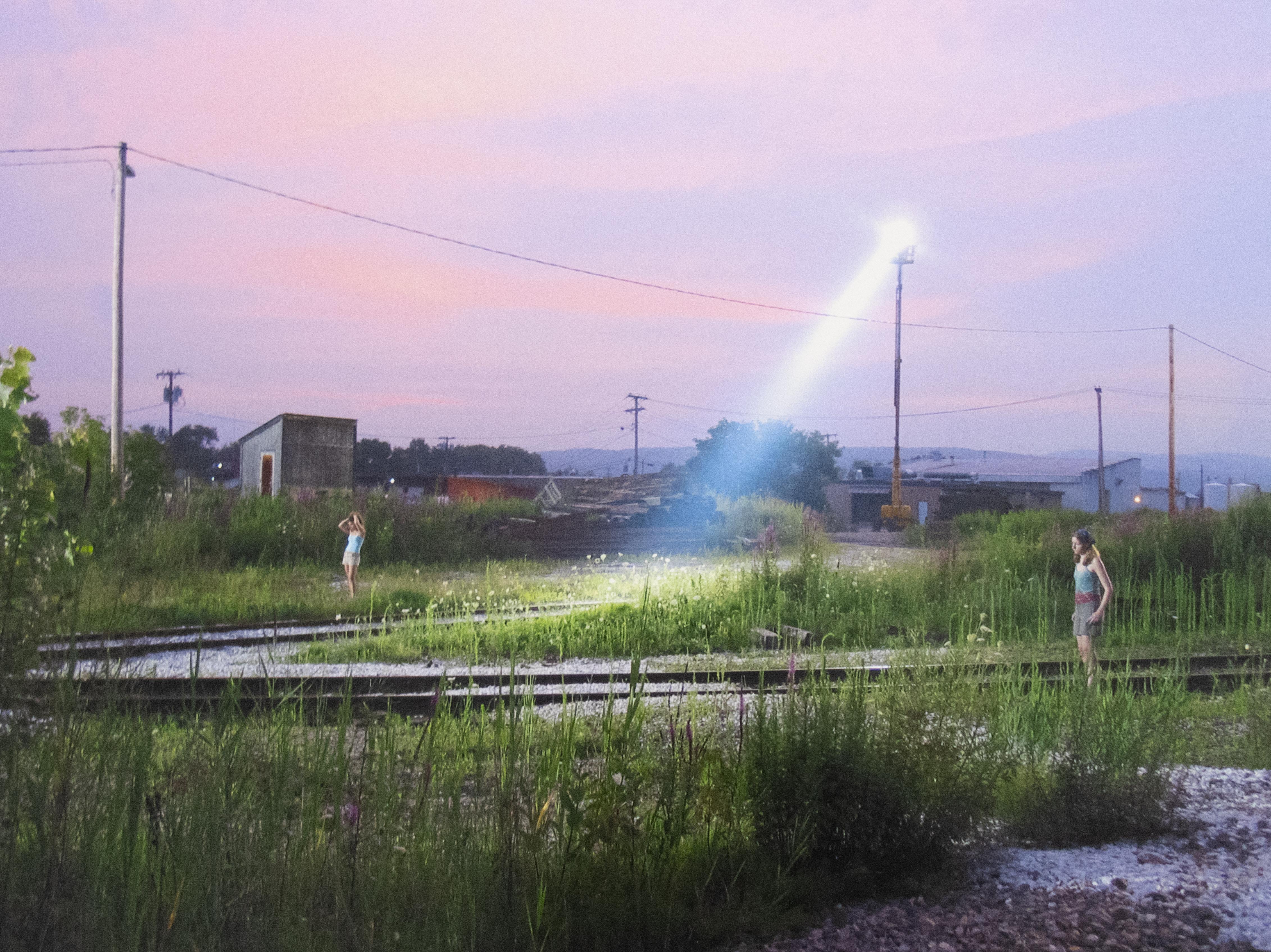 Color Photograph de Gregory Crewdson - Fotograma de producción (Niños ferroviarios)
