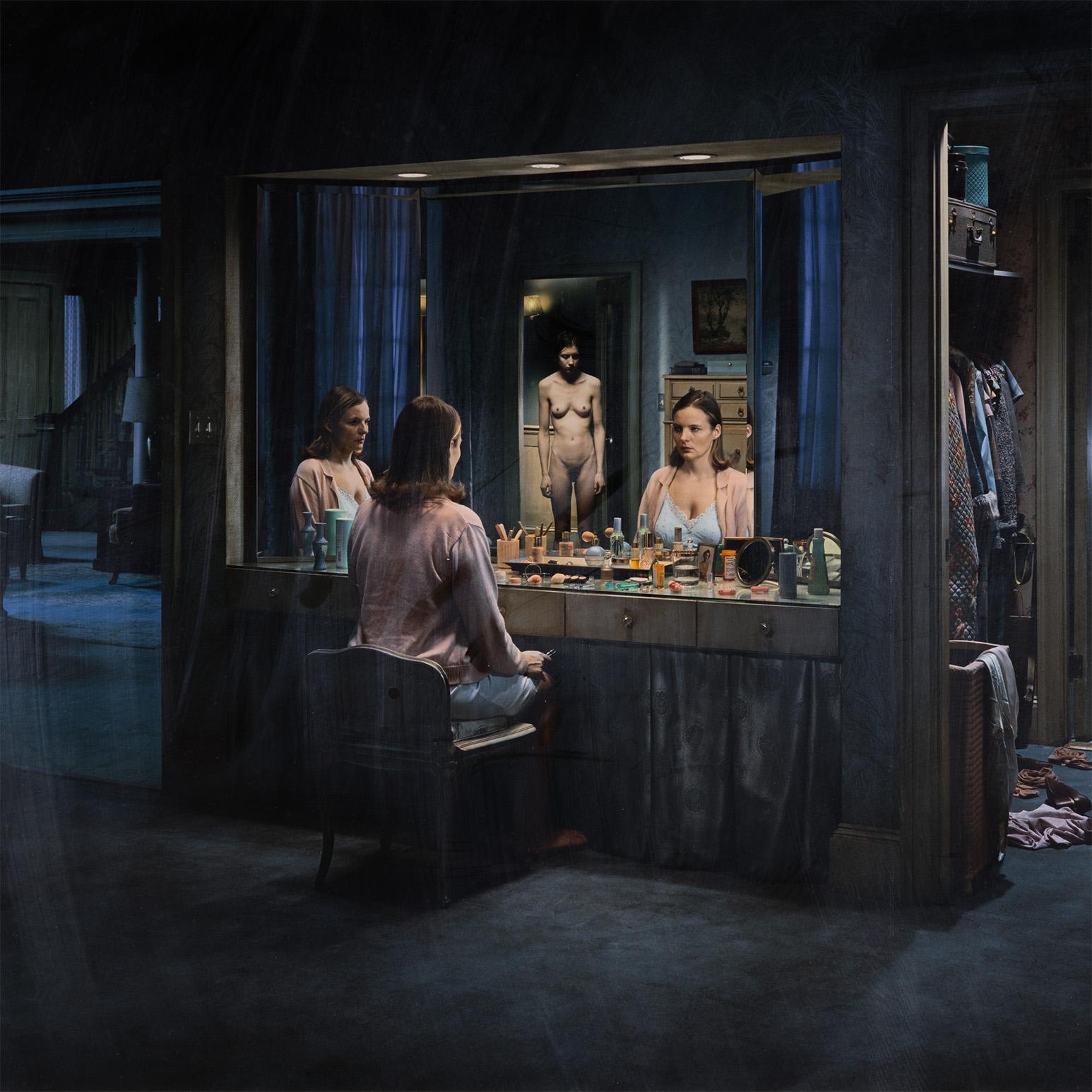 Sans titre (Vanité) - Surréalisme Photograph par Gregory Crewdson