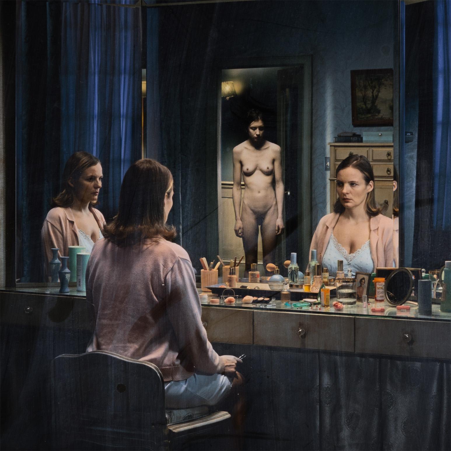 Sans titre (Vanité) - Gris Figurative Photograph par Gregory Crewdson