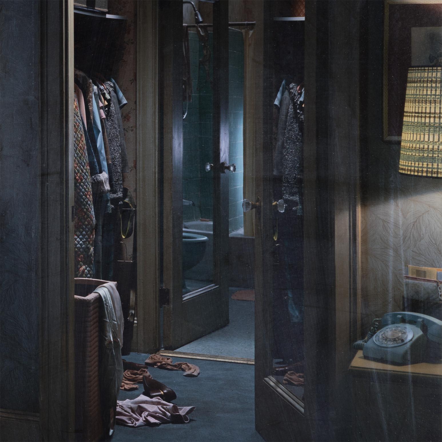 Gregory Crewdson (né en 1963) est un photographe réputé pour ses images psychologiquement chargées de scènes domestiques apparemment placides. Quelque part entre Edward Hopper et David Lynch, Crewdson explore l'espace entre la solitude et le