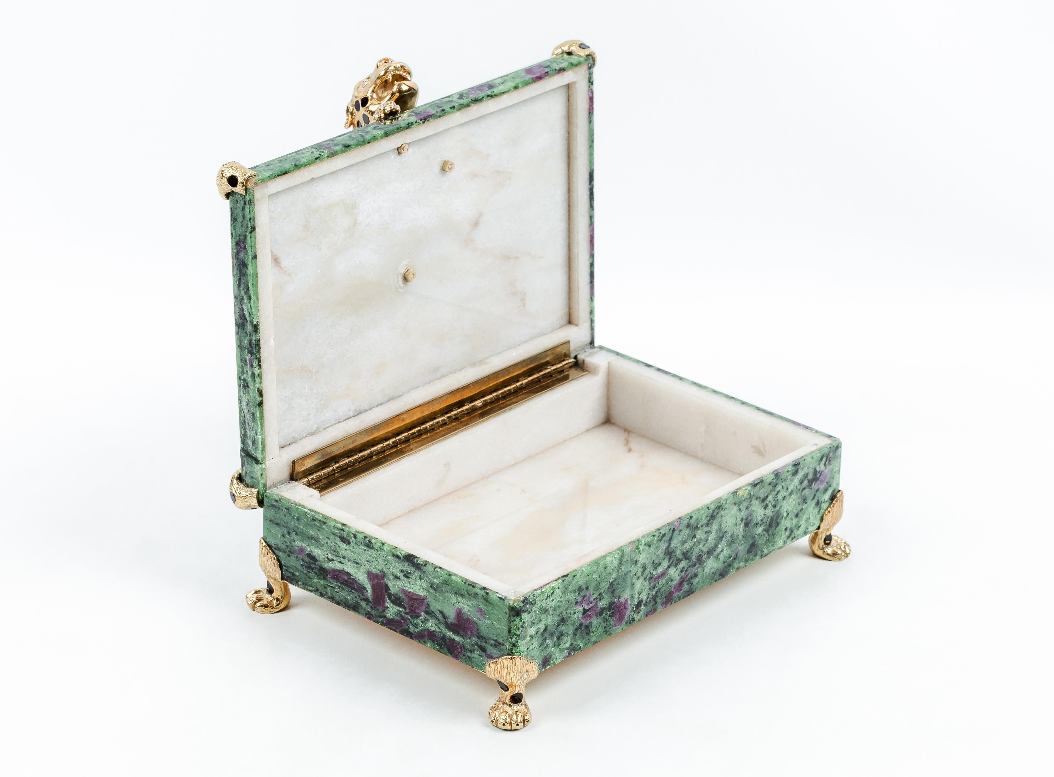 Art nouveau Gregory Panthère en or et onyx dans une boîte à bijoux en rubis anyolite en vente