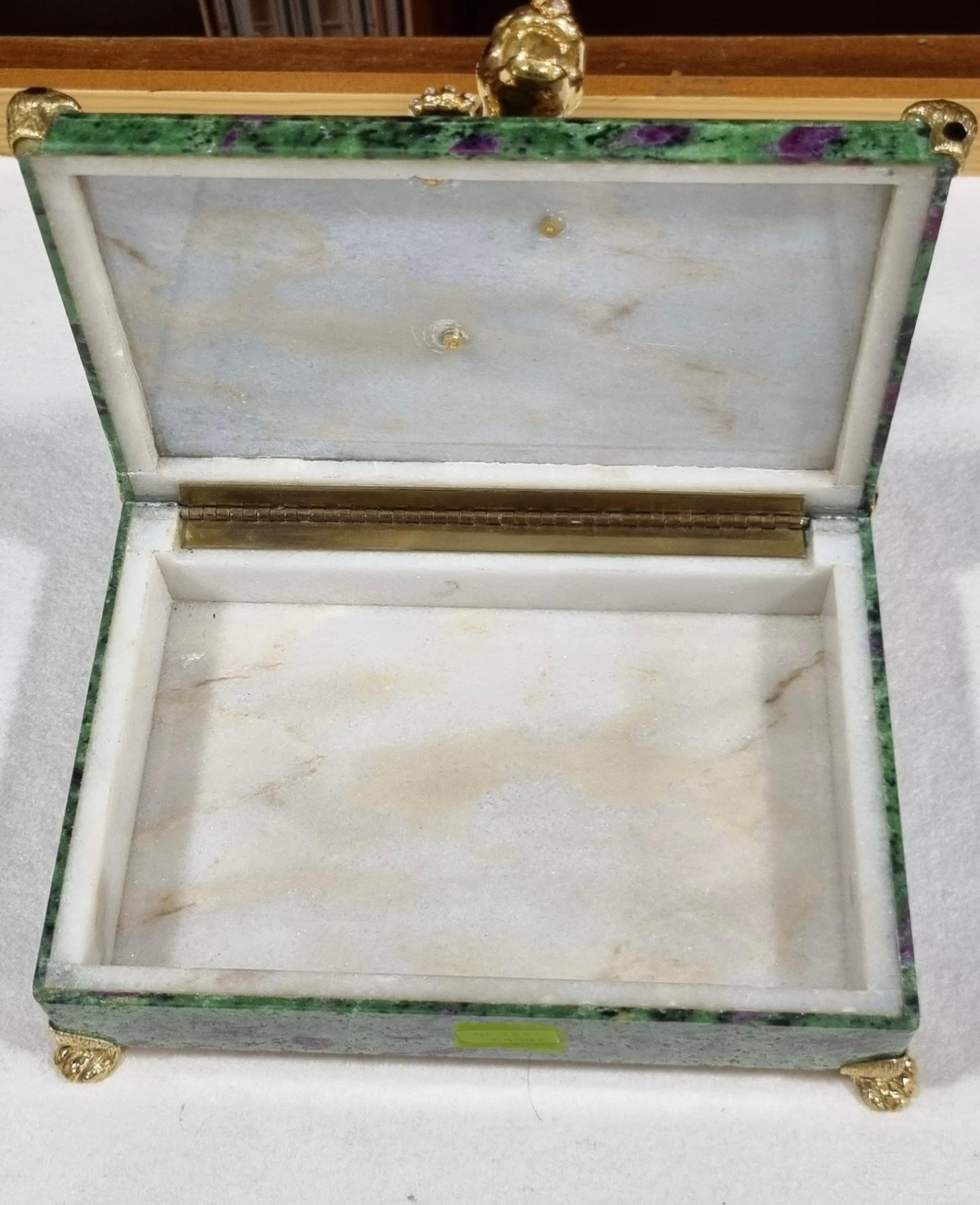 Women's or Men's Gregory Gold & Onyx Panther in anyolite rubi jewelry box For Sale