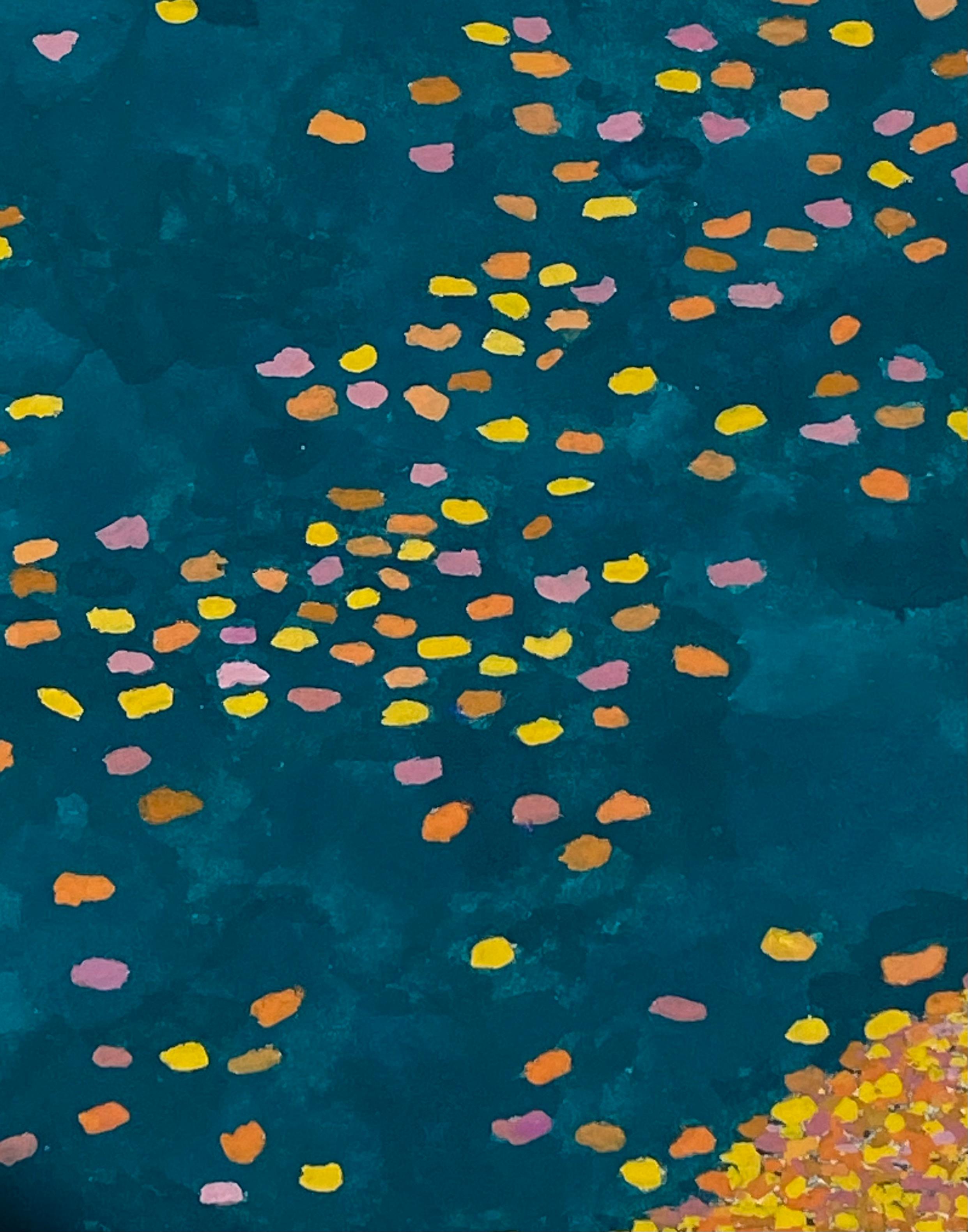 Hojas otoñales de brillantes colores flotan en la superficie de un estanque de vibrante azul cerceta en este paisaje rico en detalles. Los múltiples tonos dorados, rosas y amarillos de las hojas otoñales se compensan con el azul brillante del agua,