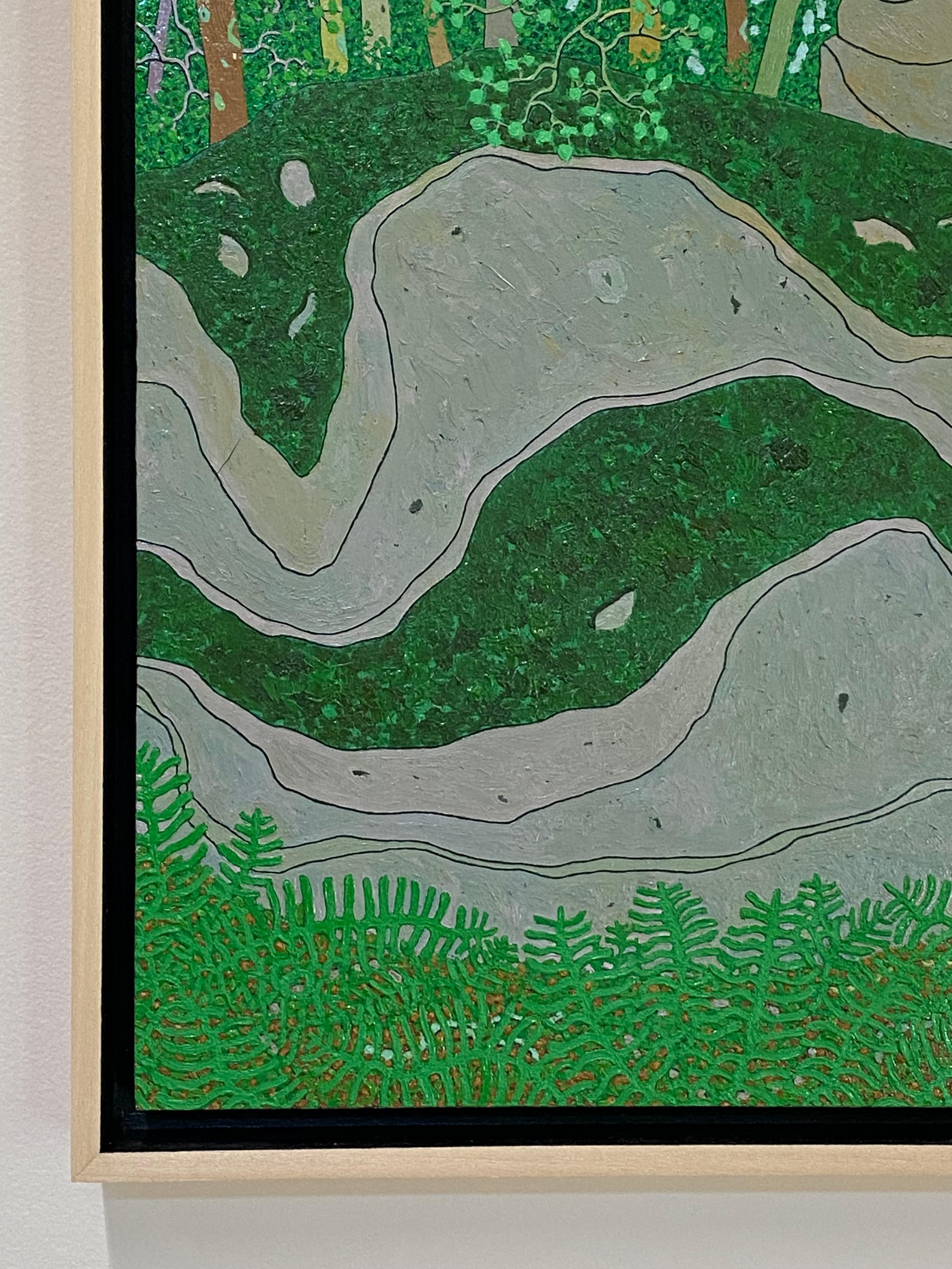 El bosque densamente arbolado y los peñascos grises de la casa de Hennen en Wyatt Mountain, Virginia, son el tema de este paisaje contemporáneo muy detallado pintado al óleo sobre tabla y ambientado en verano. Los troncos de los árboles marrones y
