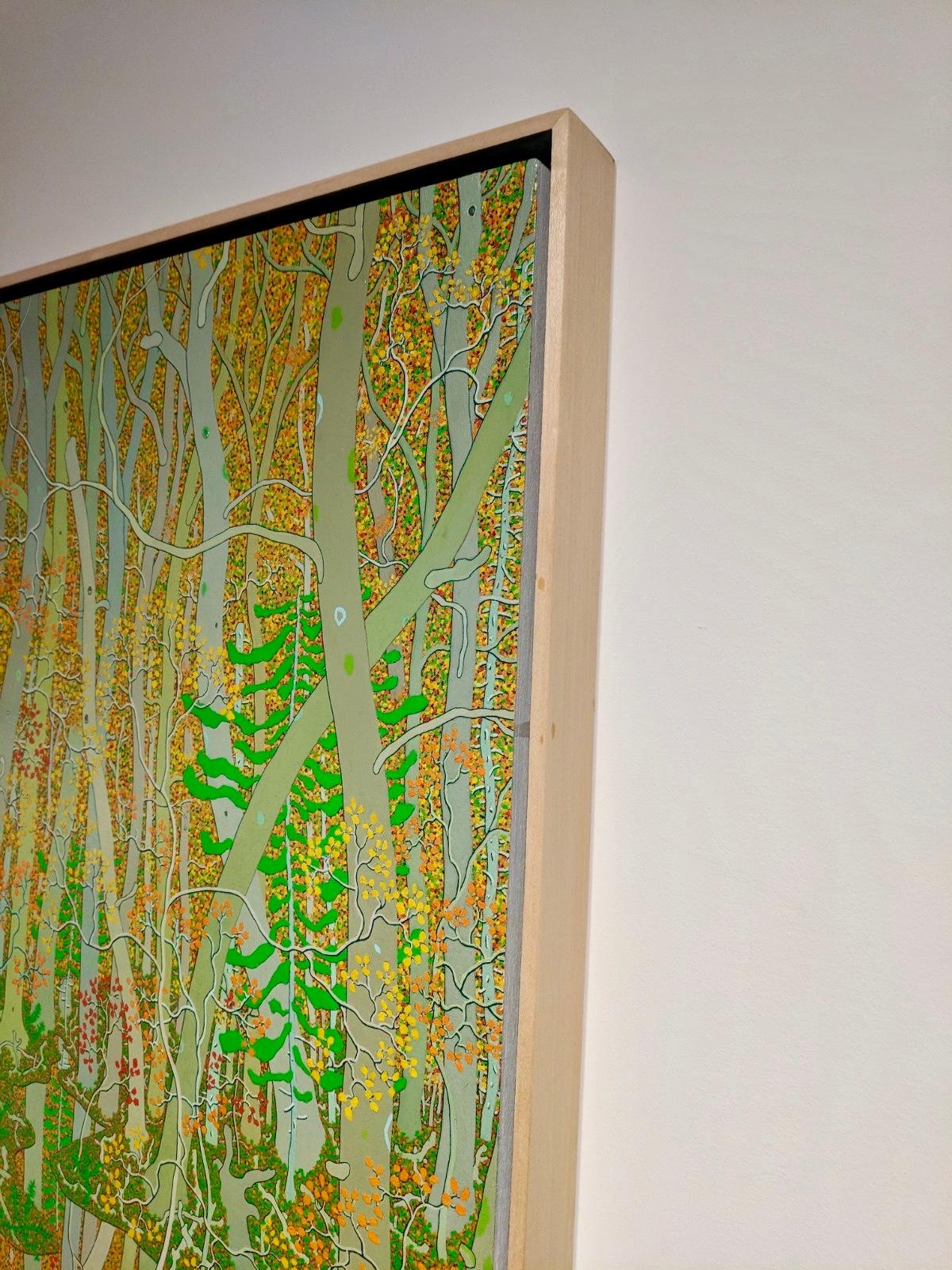 La forêt densément arborée de la maison de Virginie de Hennen est le sujet de cette peinture de paysage riche et très détaillée. Ses nombreuses nuances de vert, d'orange, de jaune des feuilles d'automne et de gris doux des troncs d'arbres évoquent