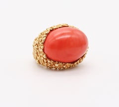 GREGORY MIKAELIAN 1970 Modernist Cocktail Ring In 18Kt Gold With Huge Coral