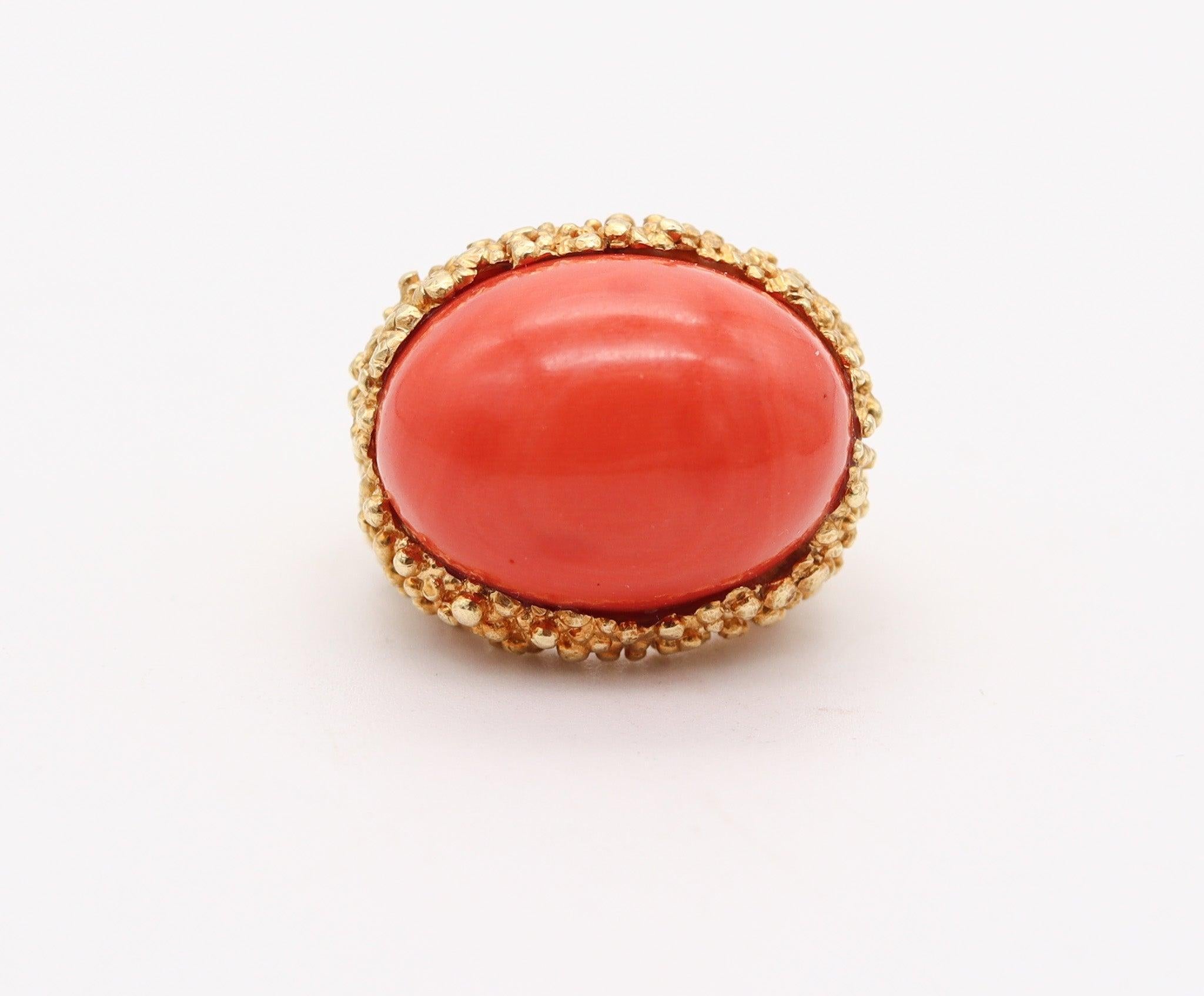 Moderniste GREGORY MIKAELIAN 1970 Bague cocktail moderniste en or 18 carats avec un grand corail en vente